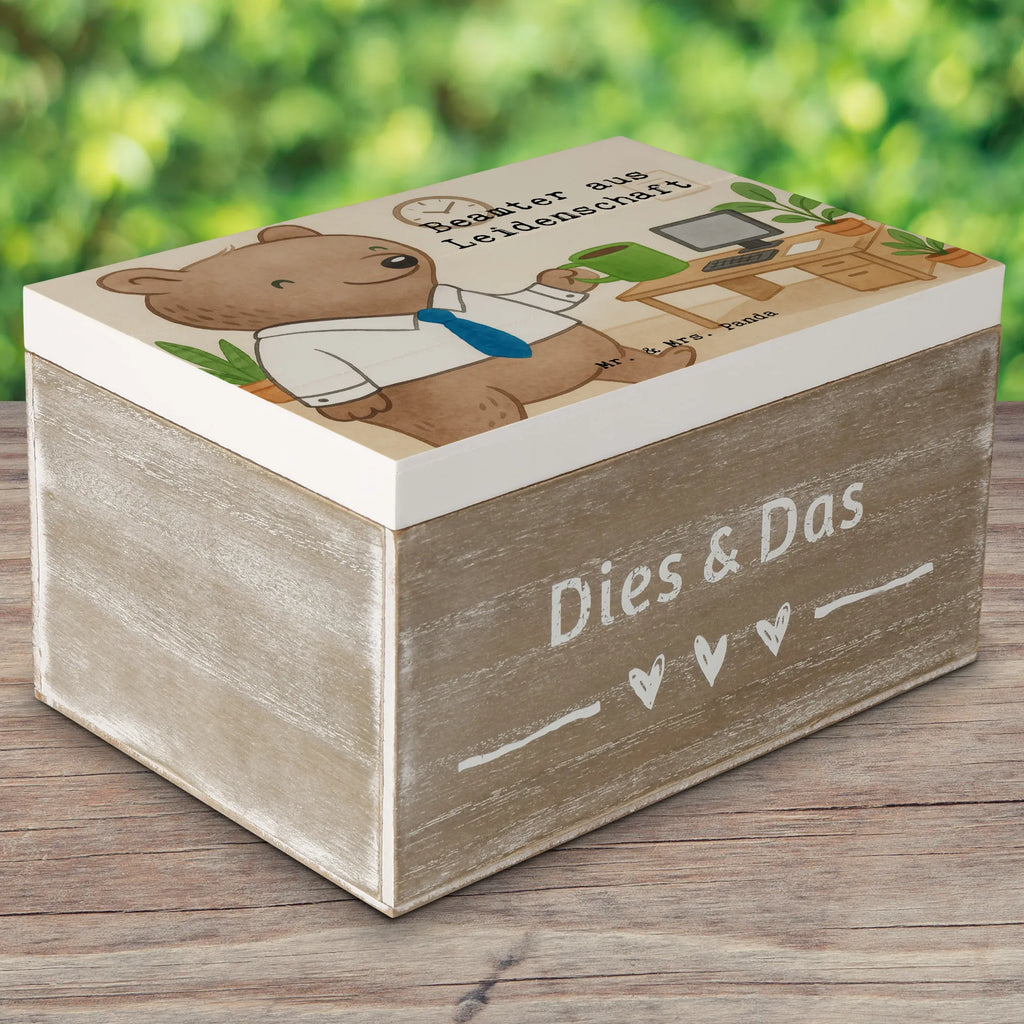 Holzkiste Beamter Leidenschaft Design Geschenkbox, Dekokiste, Erinnerungsbox, Schatulle, Aufbewahrungsbox, Truhe, XXL, Holzkiste, Schatzkiste, Erinnerungskiste, Kiste, Geschenkdose, Beruf, Ausbildung, Jubiläum, Abschied, Rente, Kollege, Kollegin, Geschenk, Schenken, Arbeitskollege, Mitarbeiter, Firma, Danke, Dankeschön, Verbeamtung, öffentlicher Dienst, Studium, Beamtentum, Beamter, Amt
