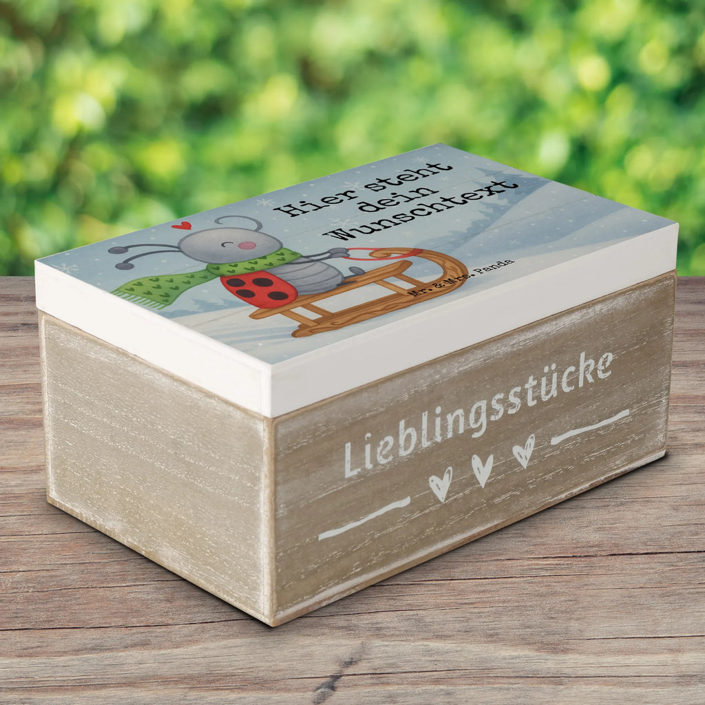 Personalisierte Holzkiste Smörle Rodeln Design Erinnerungsbox mit Namen, Holzkiste Personalisiert, mit Namen, Erinnerungskiste Personalisiert, Schatzkiste Personalisiert, Geschenkbox personalisiert, Dekokiste Personalisiert, Erinnerungsbox Personalisiert, Dekokiste mit Namen, GEschenkdose personalisiert, Truhe mit Namen, Schatulle mit Namen, Erinnerungskiste, Holzkiste mit Namen, Schatzkiste mit Namen, Aufbewahrungsbox Personalisiert, Aufbewahrungsbox mit Namen, Truhe Personalisiert, Schatulle Personalisiert, Kiste mit Namen, Kiste Personalisiert, Winter, Weihnachten, Weihnachtsdeko, Nikolaus, Advent, Heiligabend, Wintermotiv, Marzipan, Schlittenfahren, Smörle