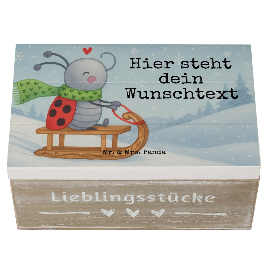 Personalisierte Holzkiste Smörle Rodeln Design Erinnerungsbox mit Namen, Holzkiste Personalisiert, mit Namen, Erinnerungskiste Personalisiert, Schatzkiste Personalisiert, Geschenkbox personalisiert, Dekokiste Personalisiert, Erinnerungsbox Personalisiert, Dekokiste mit Namen, GEschenkdose personalisiert, Truhe mit Namen, Schatulle mit Namen, Erinnerungskiste, Holzkiste mit Namen, Schatzkiste mit Namen, Aufbewahrungsbox Personalisiert, Aufbewahrungsbox mit Namen, Truhe Personalisiert, Schatulle Personalisiert, Kiste mit Namen, Kiste Personalisiert, Winter, Weihnachten, Weihnachtsdeko, Nikolaus, Advent, Heiligabend, Wintermotiv, Marzipan, Schlittenfahren, Smörle