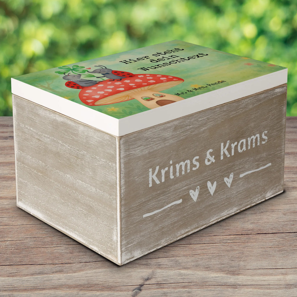 Personalisierte Holzkiste Marienkäfer Fliegenpilz Design Schatulle Personalisiert, Dekokiste Personalisiert, Kiste mit Namen, Erinnerungskiste Personalisiert, Aufbewahrungsbox Personalisiert, Dekokiste mit Namen, Schatulle mit Namen, Aufbewahrungsbox mit Namen, Erinnerungsbox Personalisiert, Truhe Personalisiert, GEschenkdose personalisiert, Holzkiste Personalisiert, Schatzkiste Personalisiert, Holzkiste mit Namen, Geschenkbox personalisiert, Erinnerungskiste, Schatzkiste mit Namen, Truhe mit Namen, mit Namen, Kiste Personalisiert, Erinnerungsbox mit Namen, Tiermotive, Gute Laune, lustige Sprüche, Tiere, Fliegenpilz, Marienkäfer, Haus, Fleigenpilzhaus, zuhause, Wohnung