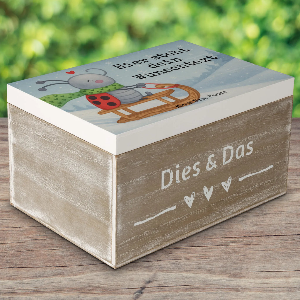 Personalisierte Holzkiste Smörle Rodeln Design Erinnerungsbox mit Namen, Holzkiste Personalisiert, mit Namen, Erinnerungskiste Personalisiert, Schatzkiste Personalisiert, Geschenkbox personalisiert, Dekokiste Personalisiert, Erinnerungsbox Personalisiert, Dekokiste mit Namen, GEschenkdose personalisiert, Truhe mit Namen, Schatulle mit Namen, Erinnerungskiste, Holzkiste mit Namen, Schatzkiste mit Namen, Aufbewahrungsbox Personalisiert, Aufbewahrungsbox mit Namen, Truhe Personalisiert, Schatulle Personalisiert, Kiste mit Namen, Kiste Personalisiert, Winter, Weihnachten, Weihnachtsdeko, Nikolaus, Advent, Heiligabend, Wintermotiv, Marzipan, Schlittenfahren, Smörle