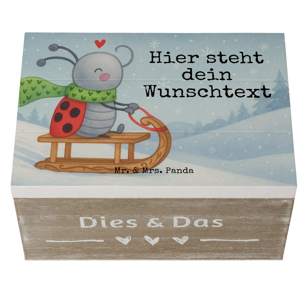 Personalisierte Holzkiste Smörle Rodeln Design Erinnerungsbox mit Namen, Holzkiste Personalisiert, mit Namen, Erinnerungskiste Personalisiert, Schatzkiste Personalisiert, Geschenkbox personalisiert, Dekokiste Personalisiert, Erinnerungsbox Personalisiert, Dekokiste mit Namen, GEschenkdose personalisiert, Truhe mit Namen, Schatulle mit Namen, Erinnerungskiste, Holzkiste mit Namen, Schatzkiste mit Namen, Aufbewahrungsbox Personalisiert, Aufbewahrungsbox mit Namen, Truhe Personalisiert, Schatulle Personalisiert, Kiste mit Namen, Kiste Personalisiert, Winter, Weihnachten, Weihnachtsdeko, Nikolaus, Advent, Heiligabend, Wintermotiv, Marzipan, Schlittenfahren, Smörle