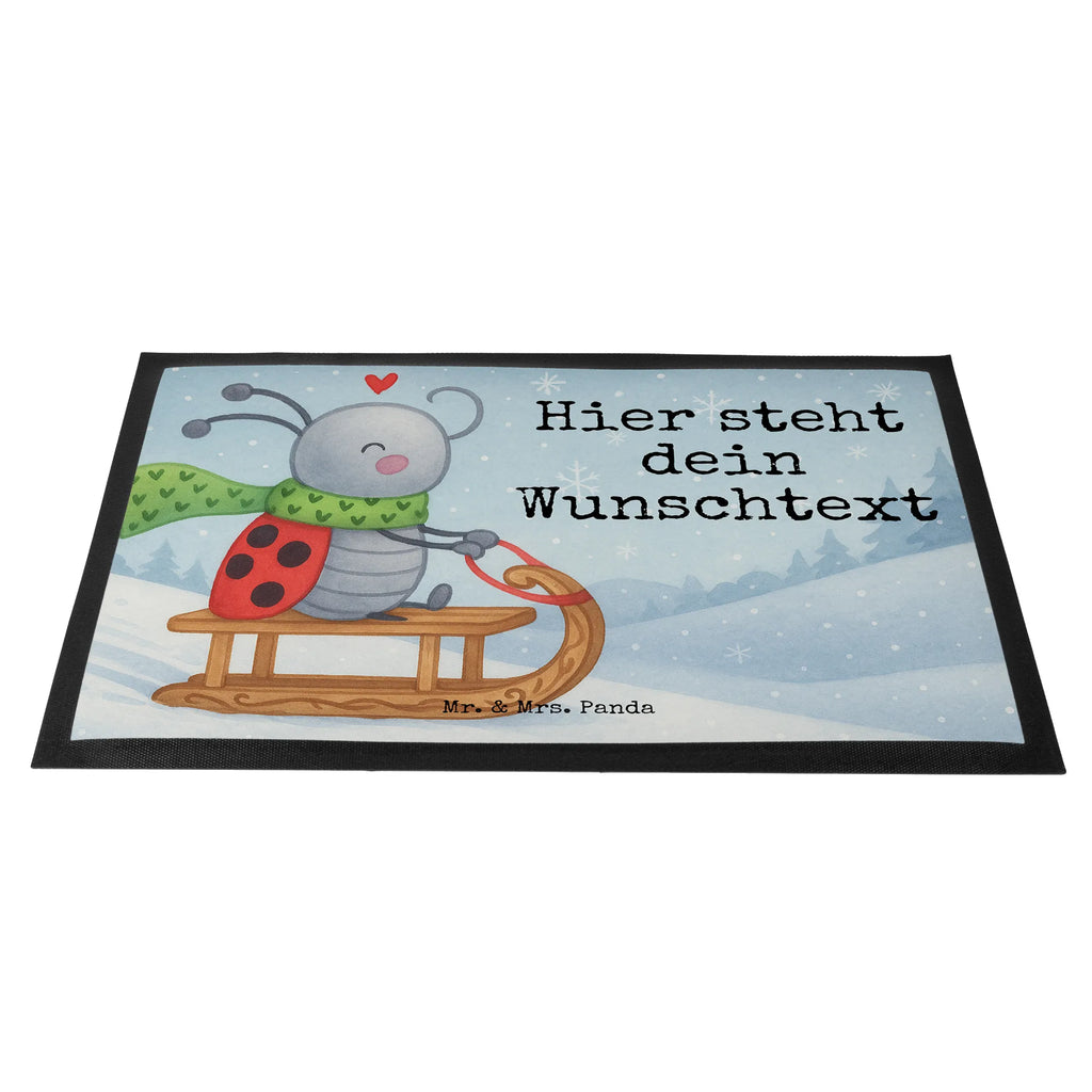 Personalisierte Fußmatte Smörle Rodeln Design Fußmatte bedrucken, Haustürmatte personalisiert, Personalisieruung, Türvorleger personalisiert, Türvorleger mit Namen, Namensfussmatte, Fußmatte mit Namen, Personalisiert, Wunschnamen, Bedrucken, Personalisierte Fußmatte, Winter, Weihnachten, Weihnachtsdeko, Nikolaus, Advent, Heiligabend, Wintermotiv, Marzipan, Smörle, Schlittenfahren