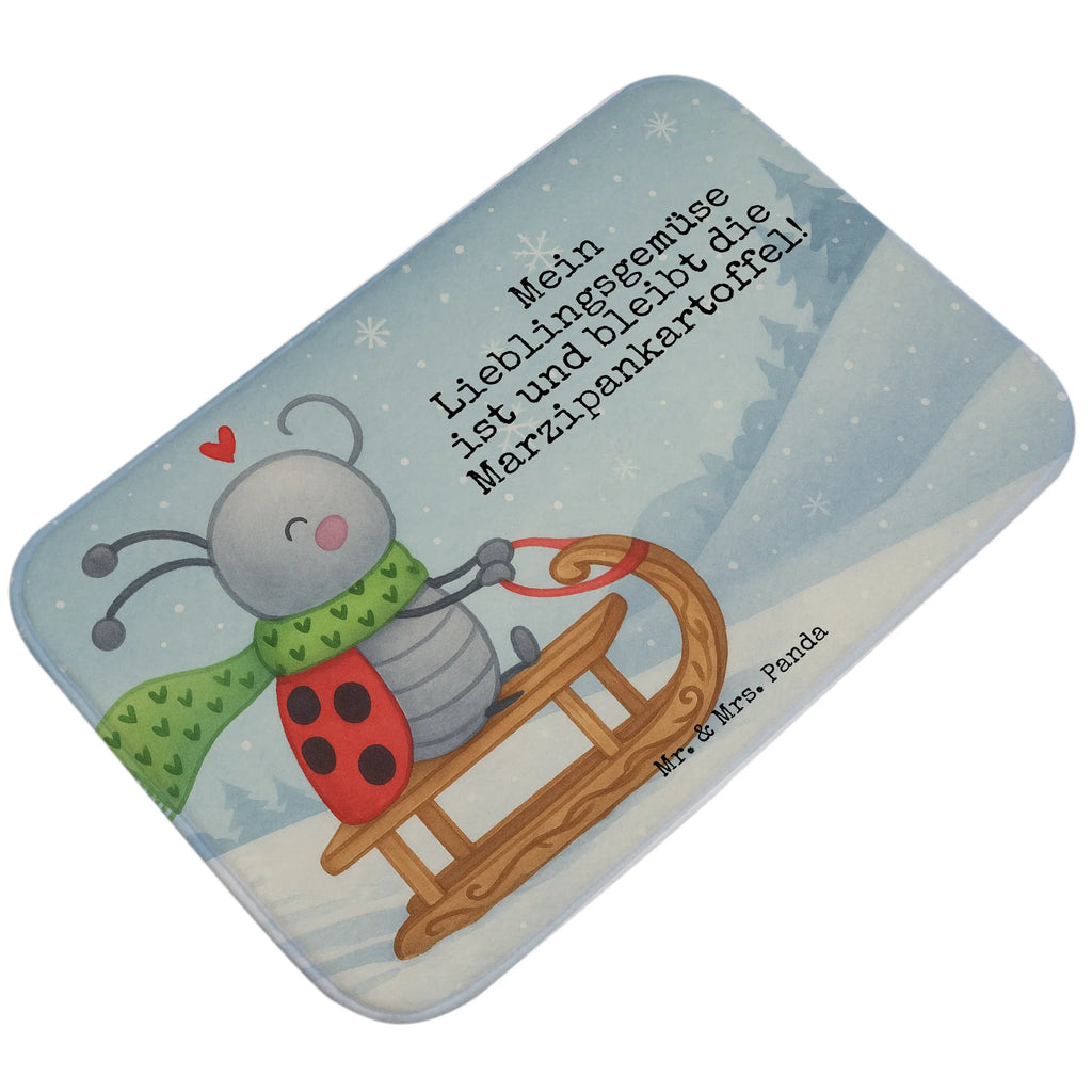 Badematte Smörle Rodeln Design Badvorleger Vintage, Badvorleger Baumwolle, Badvorleger Weiß, Badvorleger Für Badewanne, Badvorleger Mikrofaser, Saugfähiger Badvorleger, Badvorleger Schwarz, Duschvorleger, Badvorleger Groß, Rutschfester Badvorleger, Badezimmerteppich, Badvorleger Design, Badematte, Weicher Badvorleger, Badmatte Waschbar, Badvorleger Antirutsch, Badvorleger Klein, Badvorleger Naturmaterial, Badgarnitur, Badvorleger Nachhaltig, Waschbarer Badvorleger, Bad Fußmatte, Badvorleger Für Dusche, Badteppich, Badezimmer Matte, Teppich Fürs Bad, Runder Badvorleger, Badvorleger Modern, Badvorleger Gemustert, Rechteckiger Badvorleger, Badvorleger, Badvorleger Klassisch, Badvorleger Für Gäste-WC, Badematte Rutschfest, Badematten Set, Weiche Badezimmermatte, Badläufer, Badvorleger Teppich, Winter, Weihnachten, Weihnachtsdeko, Nikolaus, Advent, Heiligabend, Wintermotiv, Smörle, Schlittenfahren, Marzipan