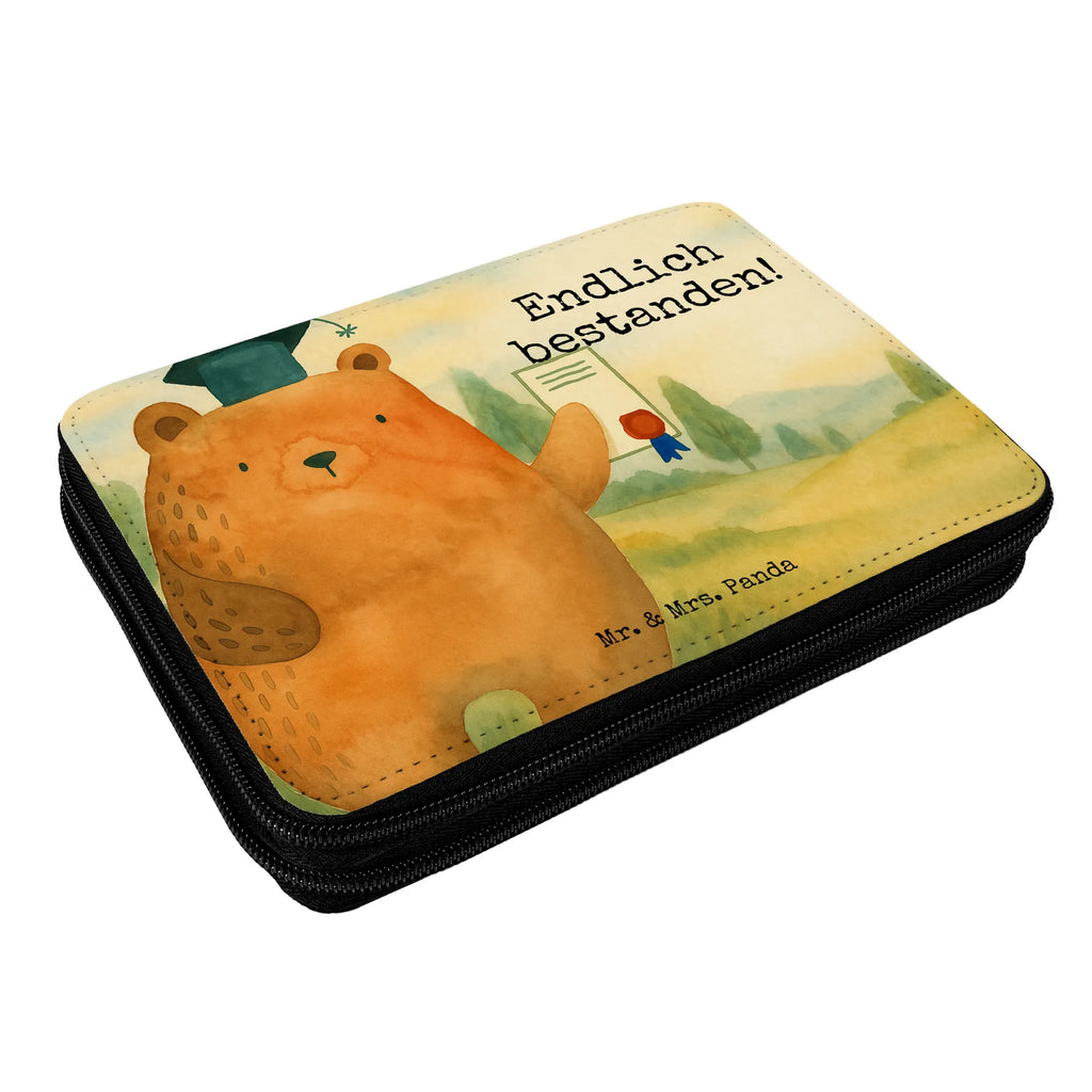 Federmappe Bär Prüfung Design Federmappe, Stiftetasche, Stifte Etui, Schule, Einschulung, Geschenk, Kind, Schüler, Schülerin, Stifterolle, Federmäppchen, Motiv, Grundschule, Federmäppchen bedruckt, Büro Stifte Etui, Bestückte Federmappe, Kinder Federmappe, Federmappe Einschulung, Bär, Teddy, Teddybär, Abitur, Prüfungen, Prüfung bestanden, Abschluss, Zeugnis, Abschlusszeugnis