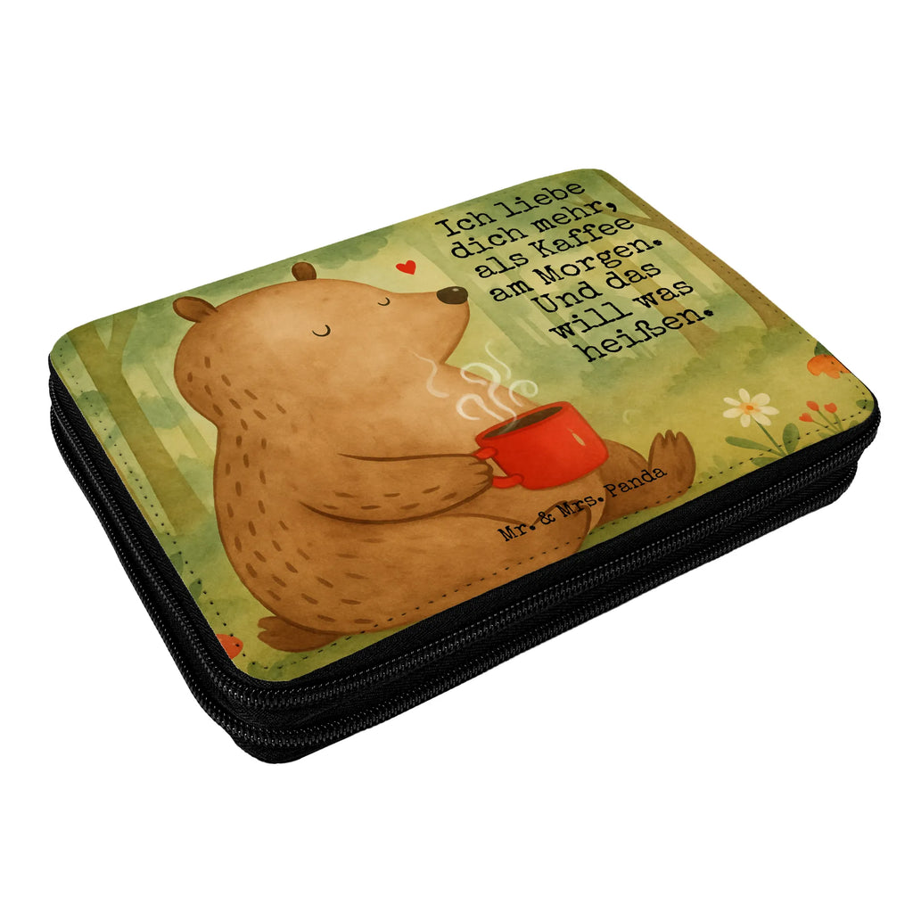Federmappe Bär Morgenkaffee Design Büro Stifte Etui, Motiv, Grundschule, Einschulung, Kinder Federmappe, Schülerin, Stifterolle, Bestückte Federmappe, Schüler, Stiftetasche, Federmappe, Stifte Etui, Kind, Federmäppchen, Schule, Geschenk, Federmäppchen bedruckt, Federmappe Einschulung, Liebe, Partner, Freund, Freundin, Ehemann, Ehefrau, Heiraten, Verlobung, Heiratsantrag, Liebesgeschenk, Jahrestag, Hocheitstag, Geschenk für Freundin, Geschenk für Partner, Hochzeitstag, Valentinstag, für Männer, Liebesbeweis, Mitbringsel, Geschenk für Frauen, für Ehemann