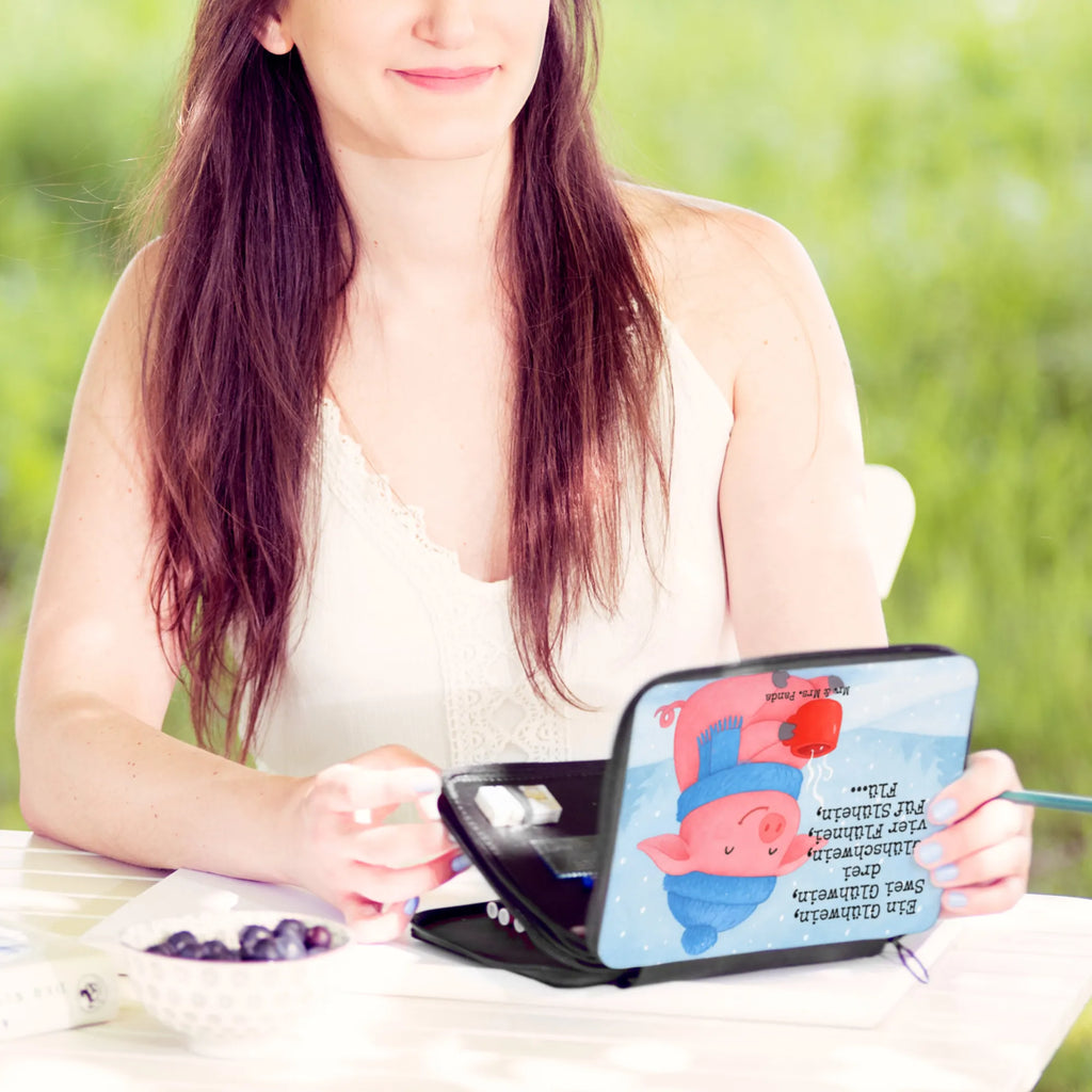 Federmappe Schweinchen Glühwein Design Federmappe, Stiftetasche, Stifte Etui, Schule, Einschulung, Geschenk, Kind, Schüler, Schülerin, Stifterolle, Federmäppchen, Motiv, Grundschule, Federmäppchen bedruckt, Büro Stifte Etui, Bestückte Federmappe, Kinder Federmappe, Federmappe Einschulung, Winter, Weihnachten, Weihnachtsdeko, Nikolaus, Advent, Heiligabend, Wintermotiv, Glühwein, Betrunken, Weihnachtsmarkt, Spruch