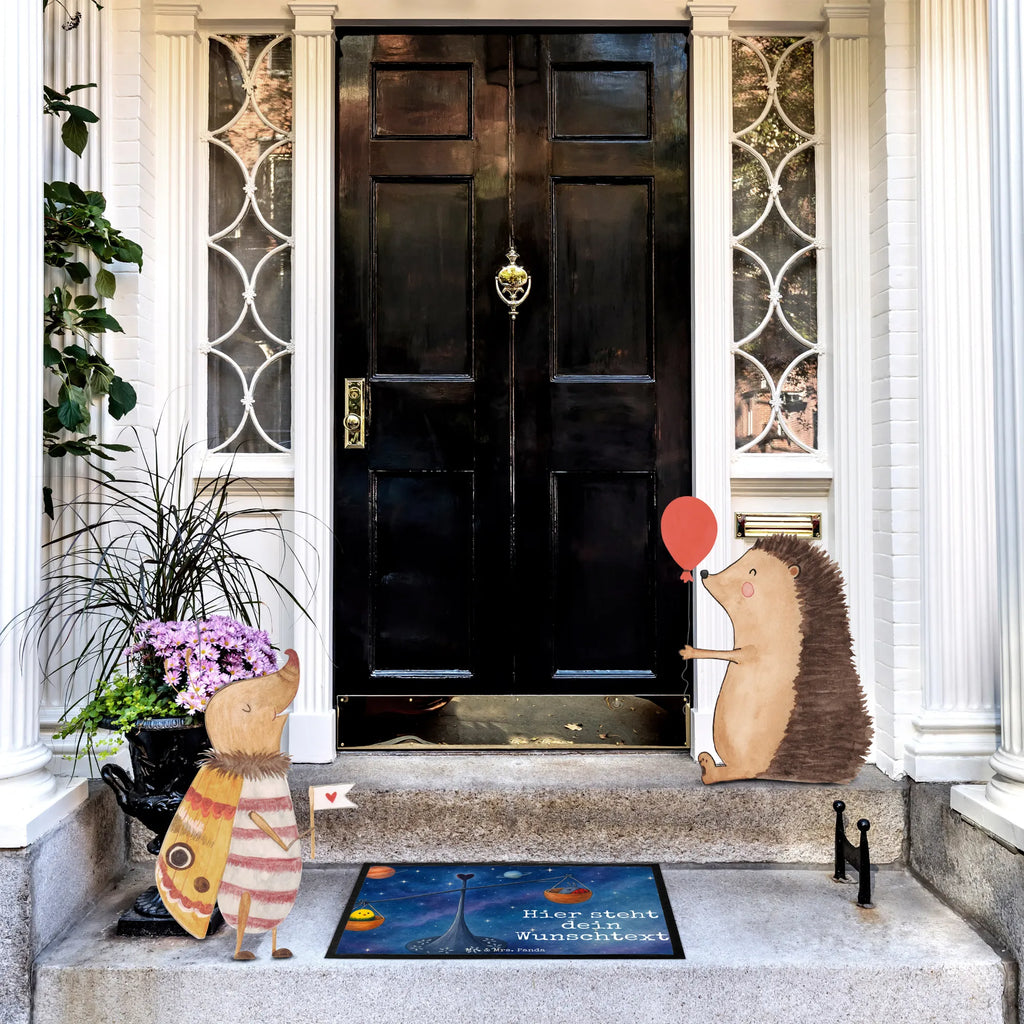 Personalisierte Fußmatte Sternzeichen Waage Design Wunschnamen, Bedrucken, Personalisierung, Personalisierte Fußmatte, Personalisiert, Haustürmatte Personalisiert, Fußmatte mit Namen, Namensfussmatte, Türvorleger mit Namen, Fußmatte Bedrucken, Türvorleger Personalisiert, Astrologie, Sternzeichen, Horoskop, Tierkreiszeichen, Aszendent, Gleichgewicht, Geschenk Oktober, Marienkäfer, Waage, Geburtstag Oktober, Waage Sternzeichen, Hummel, Waage Geschenk, Geburtstag September, Biene, Geschenk September