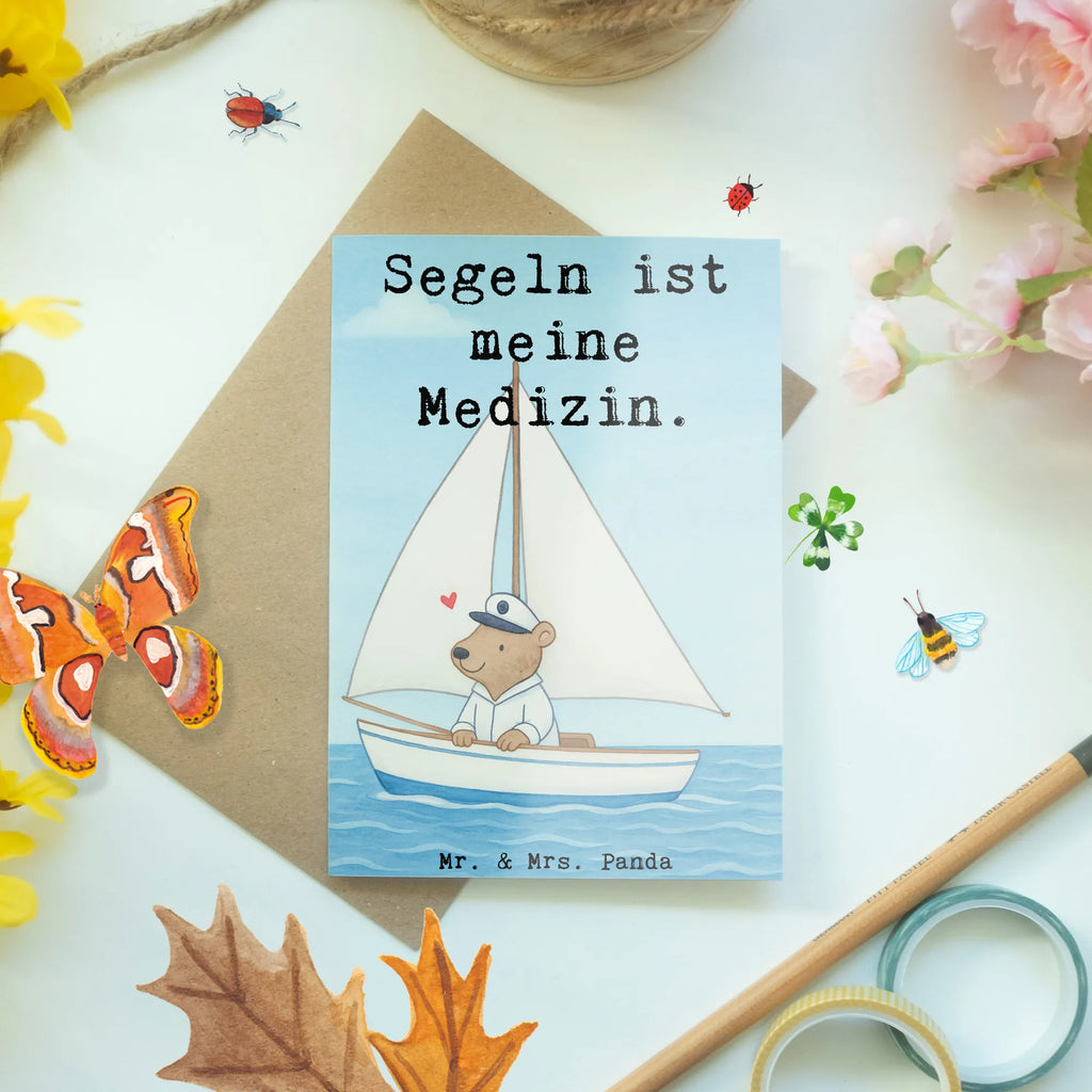 Grußkarte Bär Segeln Design Klappkarte, Hochzeitskarte, Geburtstagskarte, Einladungskarte, Ansichtskarten, Glückwunschkarte, Karte, Grußkarte, Geschenk, Sport, Sportart, Hobby, Schenken, Danke, Dankeschön, Auszeichnung, Gewinn, Sportler, Segelboot, Yachtclub, Segeltörn, Segelschule, segeln