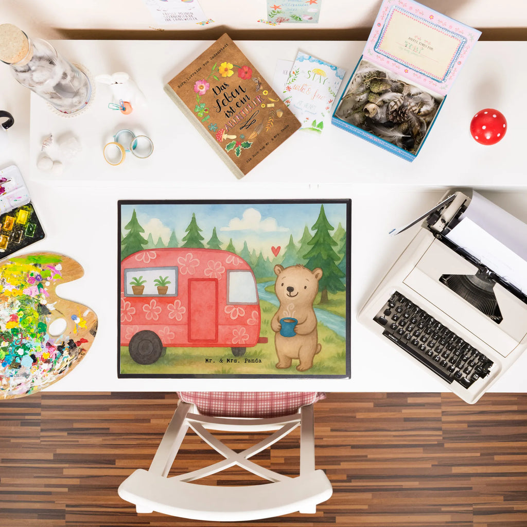 Schreibtischunterlage Bär Camper Design Schreibwaren, Schreibtischauflage, Bürobedarf, Schreibtisch Unterlagen, Büroartikel, Schreibtischunterlage Groß, Schreibunterlage, Geschenk, Sport, Sportart, Hobby, Schenken, Danke, Dankeschön, Auszeichnung, Gewinn, Sportler, Wohnmobil, Campen, Zelten, Roadtrip, Campingplatz, Urlaub, Camper