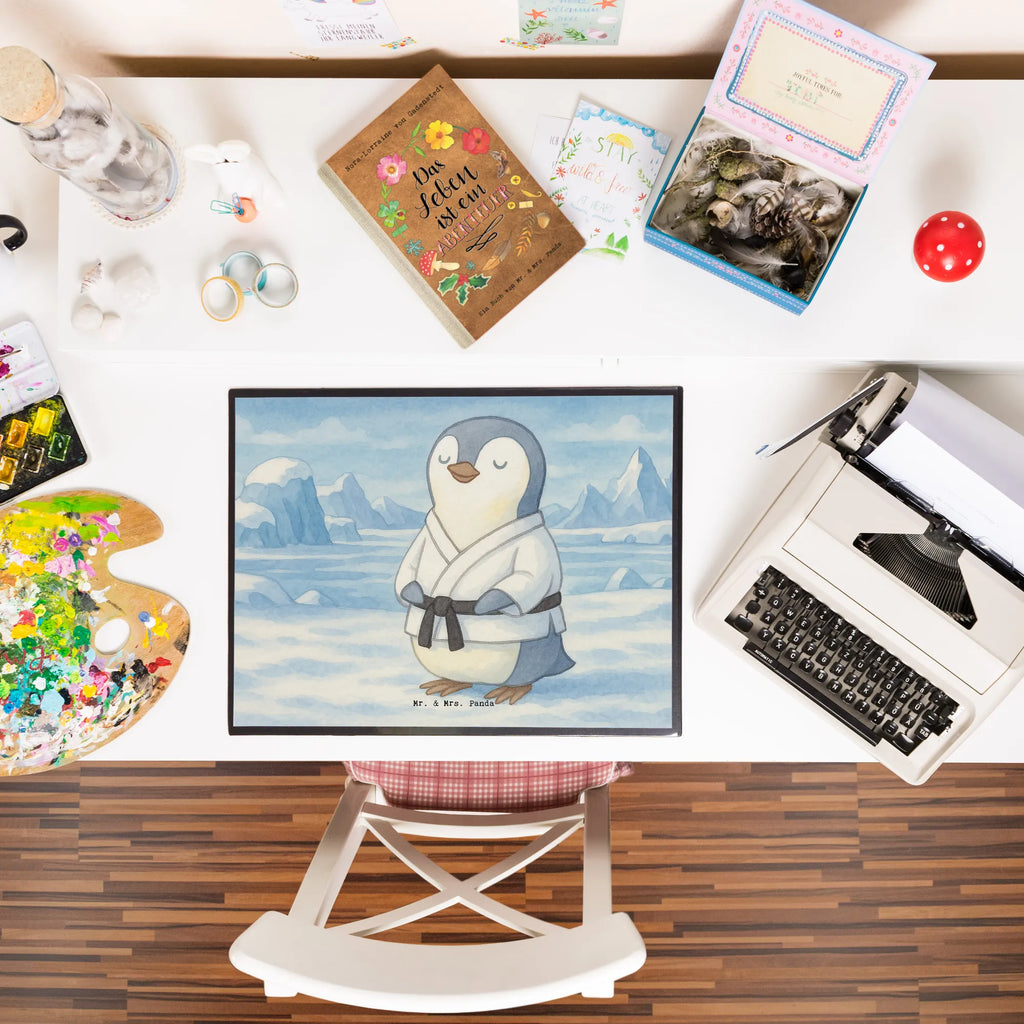 Schreibtischunterlage Pinguin Karate Design Büroartikel, Bürobedarf, Schreibunterlage, Schreibtischauflage, Schreibtisch Unterlagen, Schreibwaren, Schreibtischunterlage Groß, Geschenk, Sport, Sportart, Hobby, Schenken, Danke, Dankeschön, Auszeichnung, Gewinn, Sportler, Kampfsportart, Karate, Kampfkunst, Selbstverteidigung, Karate Verein