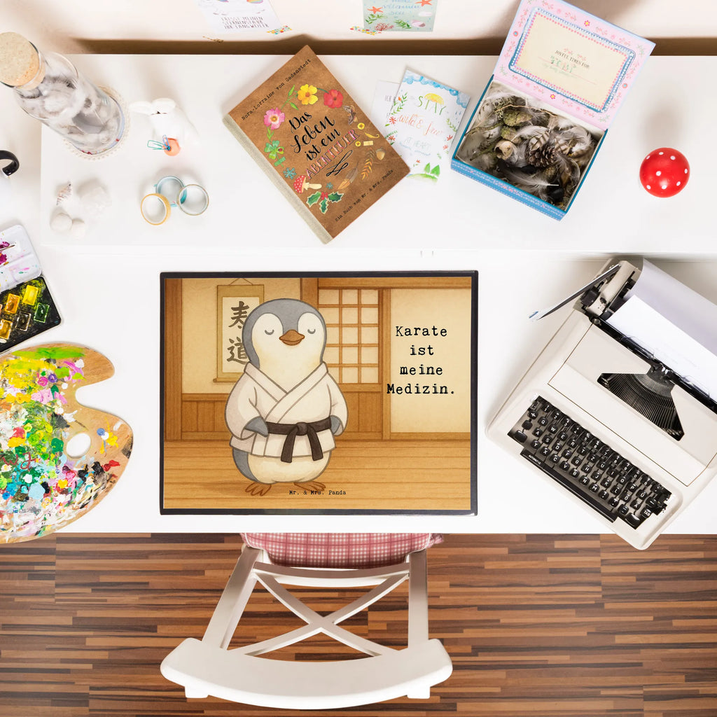 Schreibtischunterlage Pinguin Karate Design Büroartikel, Bürobedarf, Schreibunterlage, Schreibtischauflage, Schreibtisch Unterlagen, Schreibwaren, Schreibtischunterlage Groß, Geschenk, Sport, Sportart, Hobby, Schenken, Danke, Dankeschön, Auszeichnung, Gewinn, Sportler, Kampfsportart, Karate, Kampfkunst, Selbstverteidigung, Karate Verein