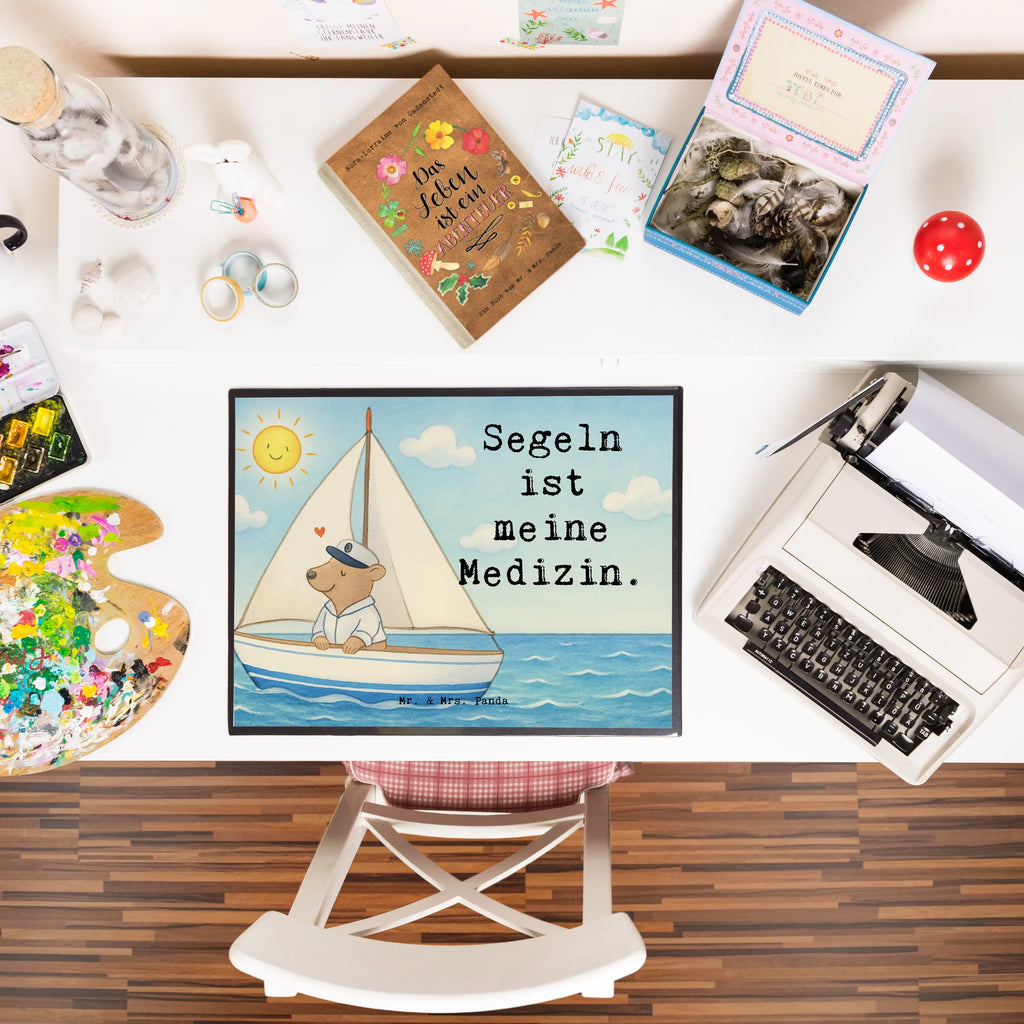 Schreibtischunterlage Bär Segeln Design Schreibtischauflage, Schreibwaren, Büroartikel, Schreibtisch Unterlagen, Schreibtischunterlage Groß, Bürobedarf, Schreibunterlage, Geschenk, Sport, Sportart, Hobby, Schenken, Danke, Dankeschön, Auszeichnung, Gewinn, Sportler, Segelboot, Segelschule, Yachtclub, Segeltörn, segeln