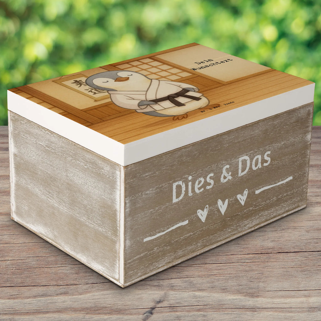 Personalisierte Holzkiste Pinguin Karate Design GEschenkdose personalisiert, Truhe Personalisiert, mit Namen, Erinnerungsbox mit Namen, Erinnerungsbox Personalisiert, Erinnerungskiste Personalisiert, Schatzkiste mit Namen, Dekokiste mit Namen, Holzkiste Personalisiert, Dekokiste Personalisiert, Kiste mit Namen, Erinnerungskiste, Schatulle Personalisiert, Geschenkbox personalisiert, Schatzkiste Personalisiert, Schatulle mit Namen, Kiste Personalisiert, Truhe mit Namen, Aufbewahrungsbox Personalisiert, Aufbewahrungsbox mit Namen, Holzkiste mit Namen, Geschenk, Sport, Sportart, Hobby, Schenken, Danke, Dankeschön, Auszeichnung, Gewinn, Sportler, Kampfkunst, Karate Verein, Selbstverteidigung, Kampfsportart, Karate