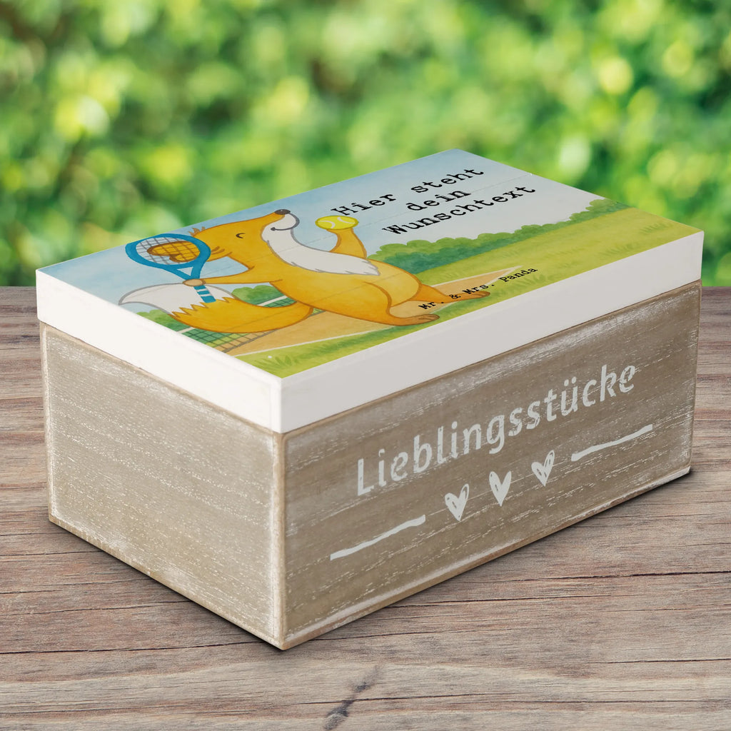 Personalisierte Holzkiste Fuchs Tennis spielen Design Holzkiste mit Namen, Geschenkbox personalisiert, Truhe Personalisiert, Schatulle mit Namen, mit Namen, Erinnerungsbox mit Namen, GEschenkdose personalisiert, Holzkiste Personalisiert, Erinnerungskiste Personalisiert, Erinnerungsbox Personalisiert, Kiste Personalisiert, Kiste mit Namen, Truhe mit Namen, Schatzkiste Personalisiert, Schatzkiste mit Namen, Aufbewahrungsbox mit Namen, Aufbewahrungsbox Personalisiert, Schatulle Personalisiert, Dekokiste mit Namen, Dekokiste Personalisiert, Erinnerungskiste, Geschenk, Sport, Sportart, Hobby, Schenken, Danke, Dankeschön, Auszeichnung, Gewinn, Sportler, Tennis spielen, Tennisverein, Ballsportart, Tennis Turnier, Tennisclub