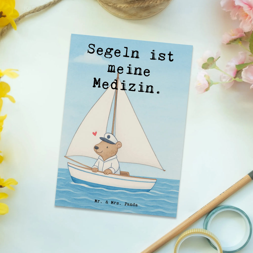 Postkarte Bär Segeln Design Ansichtskarte, Postkarte, Geburtstagskarte, Einladungskarte, Ansichtskarten, Karte, Dankeskarte, Grußkarte, Einladungskarten Geburtstag, Geschenkkarte, Einladung Geburtstag, Einladung, Geschenk, Sport, Sportart, Hobby, Schenken, Danke, Dankeschön, Auszeichnung, Gewinn, Sportler, Segelboot, Yachtclub, segeln, Segelschule, Segeltörn