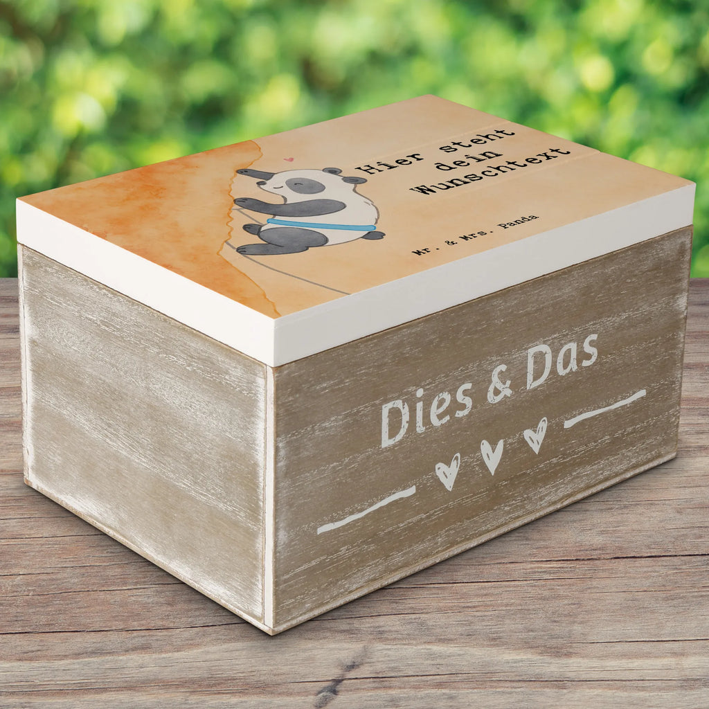 Personalisierte Holzkiste Panda Klettern Design Truhe mit Namen, Kiste mit Namen, Holzkiste mit Namen, Erinnerungsbox Personalisiert, Truhe Personalisiert, Erinnerungsbox mit Namen, Erinnerungskiste Personalisiert, Aufbewahrungsbox Personalisiert, Geschenkbox personalisiert, Dekokiste Personalisiert, Schatzkiste mit Namen, mit Namen, Schatulle Personalisiert, Holzkiste Personalisiert, Schatulle mit Namen, GEschenkdose personalisiert, Erinnerungskiste, Schatzkiste Personalisiert, Aufbewahrungsbox mit Namen, Dekokiste mit Namen, Kiste Personalisiert, Geschenk, Sport, Sportart, Hobby, Schenken, Danke, Dankeschön, Auszeichnung, Gewinn, Sportler, Klettern, Klettersport, Bouldern, Kletterhalle
