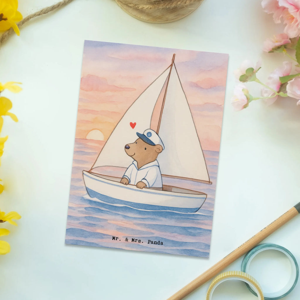 Postkarte Bär Segeln Design Ansichtskarte, Postkarte, Geburtstagskarte, Einladungskarte, Ansichtskarten, Karte, Dankeskarte, Grußkarte, Einladungskarten Geburtstag, Geschenkkarte, Einladung Geburtstag, Einladung, Geschenk, Sport, Sportart, Hobby, Schenken, Danke, Dankeschön, Auszeichnung, Gewinn, Sportler, Segelboot, Yachtclub, segeln, Segelschule, Segeltörn