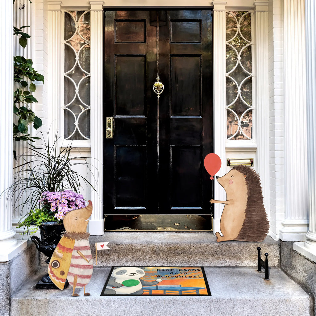 Personalisierte Fußmatte Panda Tischtennis Design Personalisiert, Fußmatte bedrucken, Personalisierte Fußmatte, Fußmatte mit Namen, Namensfussmatte, Personalisieruung, Türvorleger mit Namen, Bedrucken, Haustürmatte personalisiert, Türvorleger personalisiert, Wunschnamen, Geschenk, Sport, Sportart, Hobby, Schenken, Danke, Dankeschön, Auszeichnung, Gewinn, Sportler, Tischtennis, Tischtennis Bund, Tischtennis Verein, Ballsport