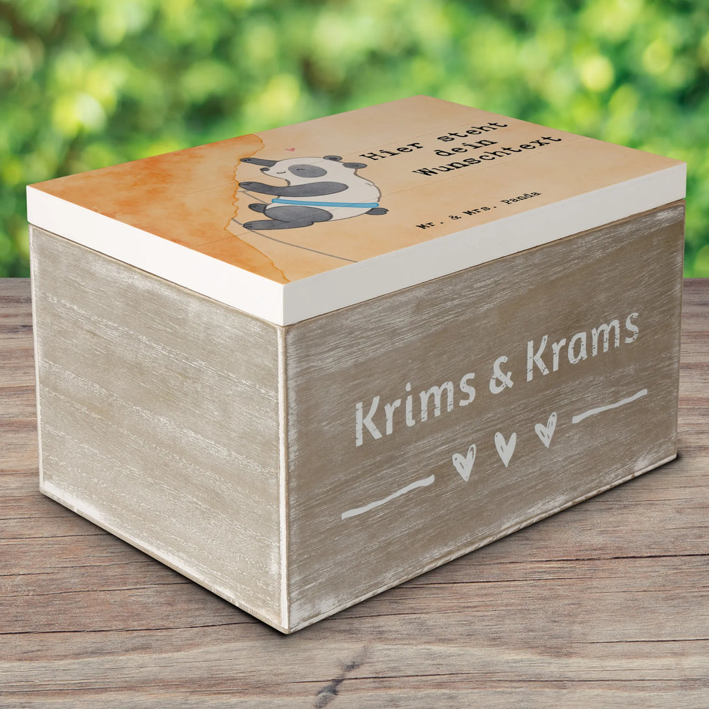 Personalisierte Holzkiste Panda Klettern Design Truhe mit Namen, Kiste mit Namen, Holzkiste mit Namen, Erinnerungsbox Personalisiert, Truhe Personalisiert, Erinnerungsbox mit Namen, Erinnerungskiste Personalisiert, Aufbewahrungsbox Personalisiert, Geschenkbox personalisiert, Dekokiste Personalisiert, Schatzkiste mit Namen, mit Namen, Schatulle Personalisiert, Holzkiste Personalisiert, Schatulle mit Namen, GEschenkdose personalisiert, Erinnerungskiste, Schatzkiste Personalisiert, Aufbewahrungsbox mit Namen, Dekokiste mit Namen, Kiste Personalisiert, Geschenk, Sport, Sportart, Hobby, Schenken, Danke, Dankeschön, Auszeichnung, Gewinn, Sportler, Klettern, Klettersport, Bouldern, Kletterhalle