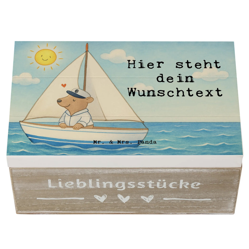 Personalisierte Holzkiste Bär Segeln Design Erinnerungskiste, Schatulle Personalisiert, Schatzkiste Personalisiert, Dekokiste Personalisiert, mit Namen, Kiste Personalisiert, Schatulle mit Namen, Kiste mit Namen, Erinnerungsbox Personalisiert, Truhe mit Namen, Erinnerungsbox mit Namen, Holzkiste Personalisiert, Erinnerungskiste Personalisiert, Truhe Personalisiert, Aufbewahrungsbox mit Namen, GEschenkdose personalisiert, Schatzkiste mit Namen, Holzkiste mit Namen, Aufbewahrungsbox Personalisiert, Geschenkbox personalisiert, Dekokiste mit Namen, Geschenk, Sport, Sportart, Hobby, Schenken, Danke, Dankeschön, Auszeichnung, Gewinn, Sportler, Segeltörn, segeln, Yachtclub, Segelschule, Segelboot