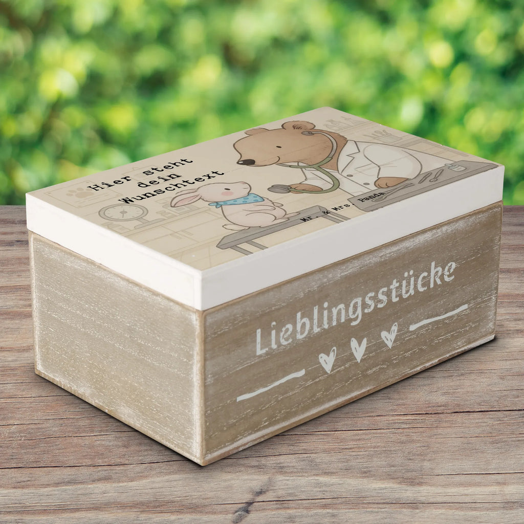 Personalisierte Holzkiste Tierarzt Leidenschaft Design Dekokiste mit Namen, Holzkiste mit Namen, Schatulle mit Namen, Geschenkbox personalisiert, Dekokiste Personalisiert, Erinnerungskiste Personalisiert, Aufbewahrungsbox Personalisiert, mit Namen, Erinnerungsbox Personalisiert, GEschenkdose personalisiert, Aufbewahrungsbox mit Namen, Kiste Personalisiert, Schatzkiste mit Namen, Schatulle Personalisiert, Erinnerungsbox mit Namen, Schatzkiste Personalisiert, Holzkiste Personalisiert, Truhe Personalisiert, Erinnerungskiste, Truhe mit Namen, Kiste mit Namen, Beruf, Ausbildung, Jubiläum, Abschied, Rente, Kollege, Kollegin, Geschenk, Schenken, Arbeitskollege, Mitarbeiter, Firma, Danke, Dankeschön