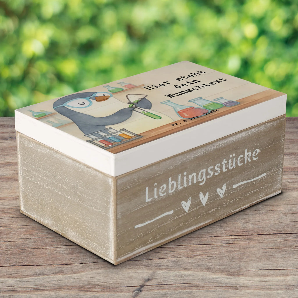 Personalisierte Holzkiste Chemiker Leidenschaft Design Schatulle Personalisiert, Dekokiste Personalisiert, Aufbewahrungsbox Personalisiert, GEschenkdose personalisiert, Geschenkbox personalisiert, Schatulle mit Namen, Schatzkiste mit Namen, Dekokiste mit Namen, Holzkiste mit Namen, Schatzkiste Personalisiert, Kiste Personalisiert, Erinnerungskiste Personalisiert, mit Namen, Erinnerungskiste, Holzkiste Personalisiert, Truhe mit Namen, Kiste mit Namen, Erinnerungsbox Personalisiert, Truhe Personalisiert, Aufbewahrungsbox mit Namen, Erinnerungsbox mit Namen, Beruf, Ausbildung, Jubiläum, Abschied, Rente, Kollege, Kollegin, Geschenk, Schenken, Arbeitskollege, Mitarbeiter, Firma, Danke, Dankeschön, Chemielaborant, Wissenschaftler, Chemiker, Forschung, Studium, Labor, Naturwissenschaftler
