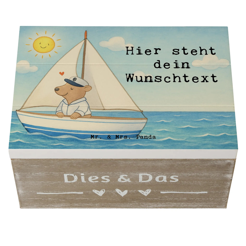 Personalisierte Holzkiste Bär Segeln Design Erinnerungskiste, Schatulle Personalisiert, Schatzkiste Personalisiert, Dekokiste Personalisiert, mit Namen, Kiste Personalisiert, Schatulle mit Namen, Kiste mit Namen, Erinnerungsbox Personalisiert, Truhe mit Namen, Erinnerungsbox mit Namen, Holzkiste Personalisiert, Erinnerungskiste Personalisiert, Truhe Personalisiert, Aufbewahrungsbox mit Namen, GEschenkdose personalisiert, Schatzkiste mit Namen, Holzkiste mit Namen, Aufbewahrungsbox Personalisiert, Geschenkbox personalisiert, Dekokiste mit Namen, Geschenk, Sport, Sportart, Hobby, Schenken, Danke, Dankeschön, Auszeichnung, Gewinn, Sportler, Segeltörn, segeln, Yachtclub, Segelschule, Segelboot