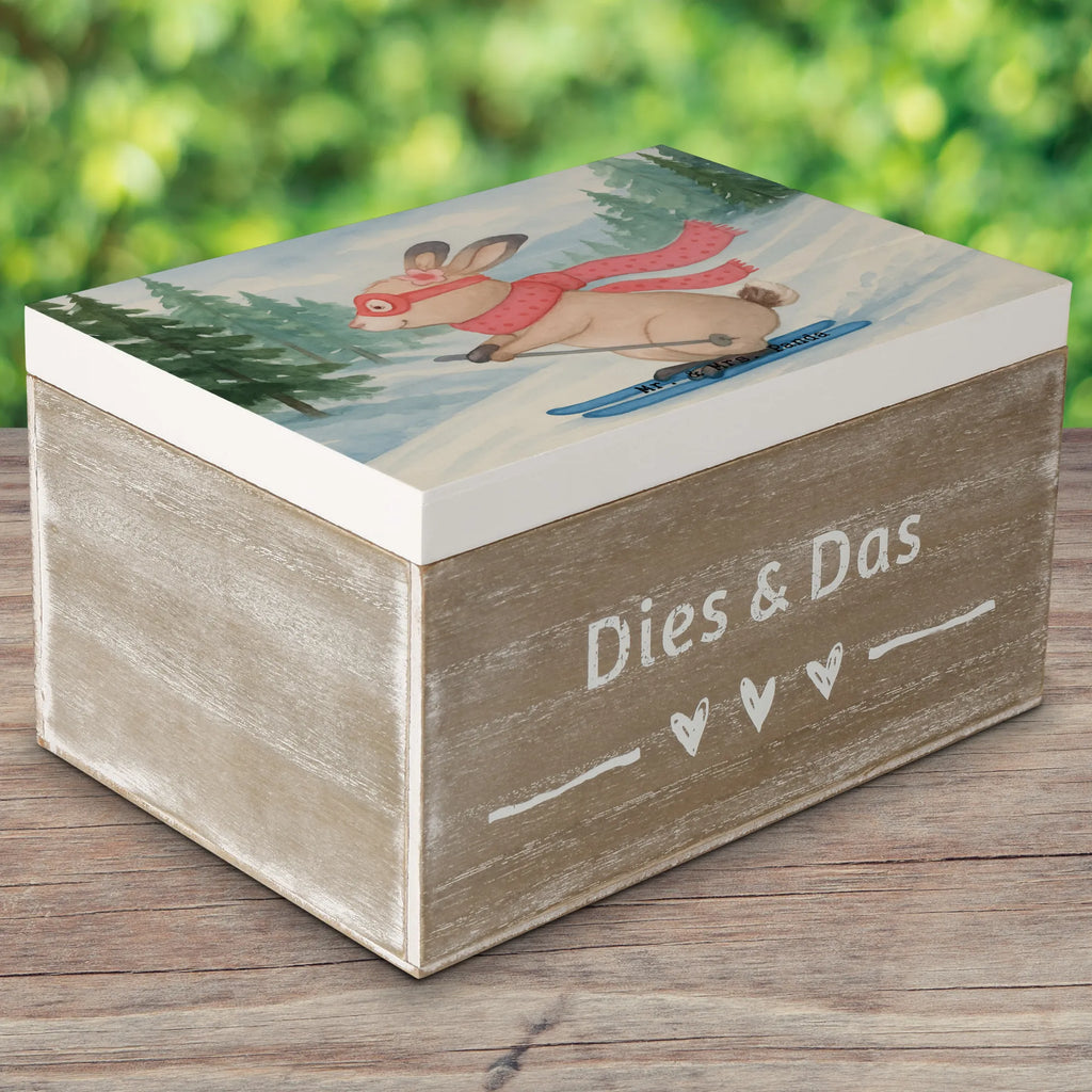 Holzkiste Hase Skifahren Design Aufbewahrungsbox, Truhe, Geschenkbox, Erinnerungskiste, Holzkiste, Geschenkdose, Kiste, Erinnerungsbox, Schatzkiste, Dekokiste, Schatulle, XXL, Geschenk, Sport, Sportart, Hobby, Schenken, Danke, Dankeschön, Auszeichnung, Gewinn, Sportler, Skiwettbewerb, Ski fahren, Skirennen, Skifahren, Skisport