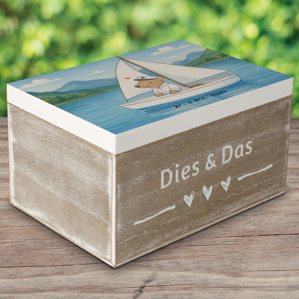 Holzkiste Bär Segeln Design Aufbewahrungsbox, Schatulle, Erinnerungsbox, Dekokiste, XXL, Truhe, Erinnerungskiste, Schatzkiste, Geschenkdose, Kiste, Holzkiste, Geschenkbox, Geschenk, Sport, Sportart, Hobby, Schenken, Danke, Dankeschön, Auszeichnung, Gewinn, Sportler, Segeltörn, Segelboot, Segelschule, segeln, Yachtclub