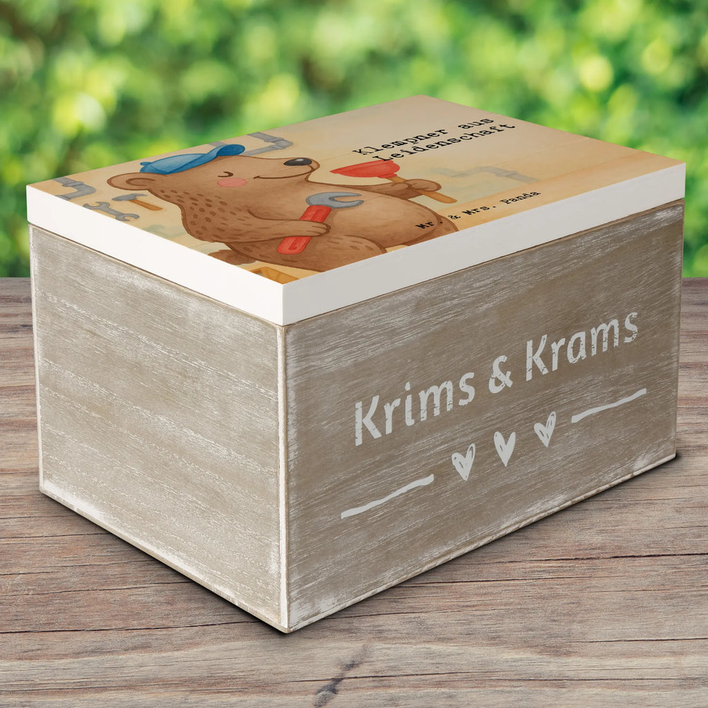 Holzkiste Klempner Leidenschaft Design Kiste, Dekokiste, Geschenkbox, Erinnerungskiste, Erinnerungsbox, Schatulle, Truhe, XXL, Holzkiste, Aufbewahrungsbox, Geschenkdose, Schatzkiste, Beruf, Ausbildung, Jubiläum, Abschied, Rente, Kollege, Kollegin, Geschenk, Schenken, Arbeitskollege, Mitarbeiter, Firma, Danke, Dankeschön, Gesellenprüfung, Meister, Bauklempner, Installateur, Klempner, Fachbetrieb, Sanitärinstallationen, Handwerker