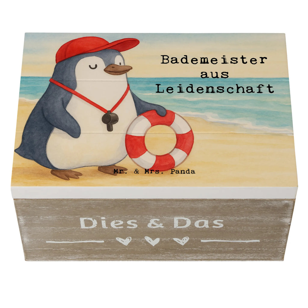Holzkiste Bademeister Leidenschaft Design Truhe, Erinnerungskiste, Schatulle, Erinnerungsbox, Dekokiste, Kiste, Geschenkdose, Aufbewahrungsbox, Geschenkbox, Schatzkiste, XXL, Holzkiste, Beruf, Ausbildung, Jubiläum, Abschied, Rente, Kollege, Kollegin, Geschenk, Schenken, Arbeitskollege, Mitarbeiter, Firma, Danke, Dankeschön, Freibad, Schwimmmeister, Badeanstalt, Schwimmverein, Schwimmschule, Rettungsschwimmer, Schwimmbad, Bademeister
