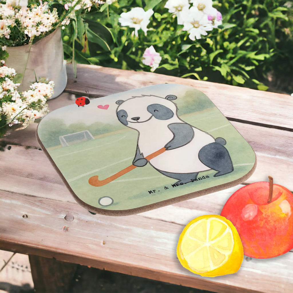 Untersetzer Panda Hockey spielen Design Untersetzer, Getränkeuntersetzer, Holzuntersetzer, Tassen Untersetzer, Korkuntersetzer, Untersetzer Holz, Untersetzer Design, Untersetzer aus Holz, Bierdeckel, Glasuntersetzer, Untersetzer Gläser, Untersetzer für Gläser, Geschenk, Sport, Sportart, Hobby, Schenken, Danke, Dankeschön, Auszeichnung, Gewinn, Sportler, Hockeyschläger, Hockey spielen, Hockey Verein, Feldhockey