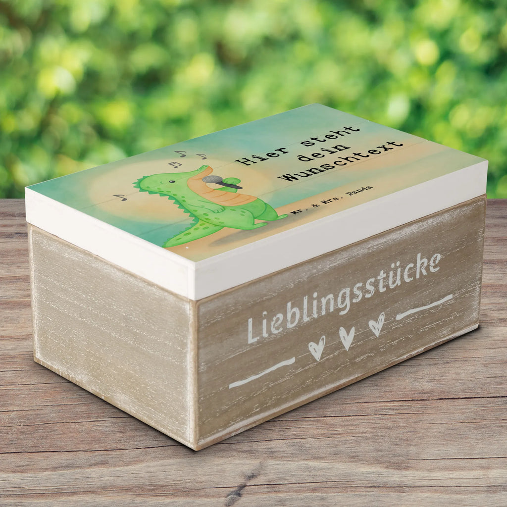 Personalisierte Holzkiste Krokodil Singen Design Kiste Personalisiert, Aufbewahrungsbox mit Namen, Truhe mit Namen, Schatzkiste mit Namen, Geschenkbox personalisiert, Truhe Personalisiert, Dekokiste mit Namen, Kiste mit Namen, Erinnerungsbox mit Namen, Schatulle Personalisiert, Erinnerungsbox Personalisiert, mit Namen, Schatzkiste Personalisiert, Holzkiste mit Namen, Aufbewahrungsbox Personalisiert, Erinnerungskiste, Dekokiste Personalisiert, Schatulle mit Namen, Holzkiste Personalisiert, GEschenkdose personalisiert, Erinnerungskiste Personalisiert, Geschenk, Sport, Sportart, Hobby, Schenken, Danke, Dankeschön, Auszeichnung, Gewinn, Sportler, Live Auftritt, Singen, Band, Hobbysänger, Gesang