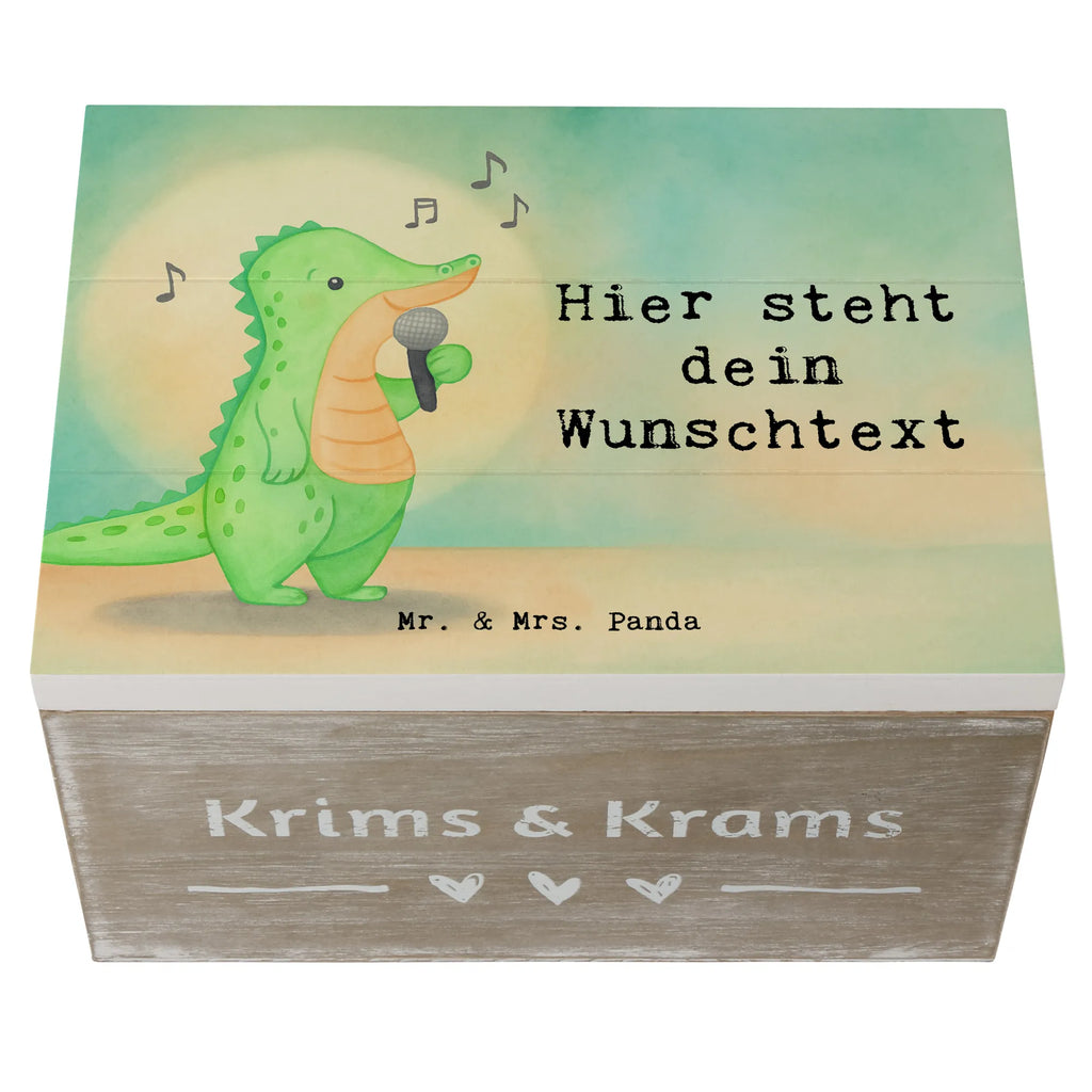 Personalisierte Holzkiste Krokodil Singen Design Kiste Personalisiert, Aufbewahrungsbox mit Namen, Truhe mit Namen, Schatzkiste mit Namen, Geschenkbox personalisiert, Truhe Personalisiert, Dekokiste mit Namen, Kiste mit Namen, Erinnerungsbox mit Namen, Schatulle Personalisiert, Erinnerungsbox Personalisiert, mit Namen, Schatzkiste Personalisiert, Holzkiste mit Namen, Aufbewahrungsbox Personalisiert, Erinnerungskiste, Dekokiste Personalisiert, Schatulle mit Namen, Holzkiste Personalisiert, GEschenkdose personalisiert, Erinnerungskiste Personalisiert, Geschenk, Sport, Sportart, Hobby, Schenken, Danke, Dankeschön, Auszeichnung, Gewinn, Sportler, Live Auftritt, Singen, Band, Hobbysänger, Gesang