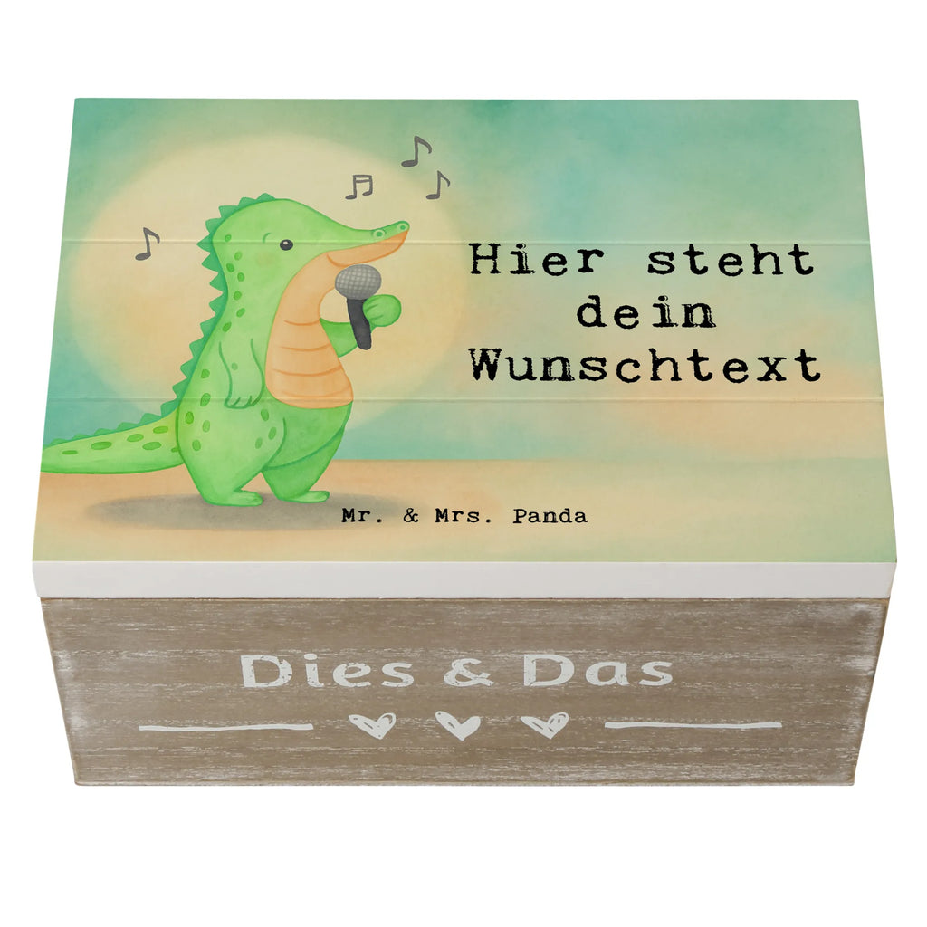 Personalisierte Holzkiste Krokodil Singen Design Kiste Personalisiert, Aufbewahrungsbox mit Namen, Truhe mit Namen, Schatzkiste mit Namen, Geschenkbox personalisiert, Truhe Personalisiert, Dekokiste mit Namen, Kiste mit Namen, Erinnerungsbox mit Namen, Schatulle Personalisiert, Erinnerungsbox Personalisiert, mit Namen, Schatzkiste Personalisiert, Holzkiste mit Namen, Aufbewahrungsbox Personalisiert, Erinnerungskiste, Dekokiste Personalisiert, Schatulle mit Namen, Holzkiste Personalisiert, GEschenkdose personalisiert, Erinnerungskiste Personalisiert, Geschenk, Sport, Sportart, Hobby, Schenken, Danke, Dankeschön, Auszeichnung, Gewinn, Sportler, Live Auftritt, Singen, Band, Hobbysänger, Gesang