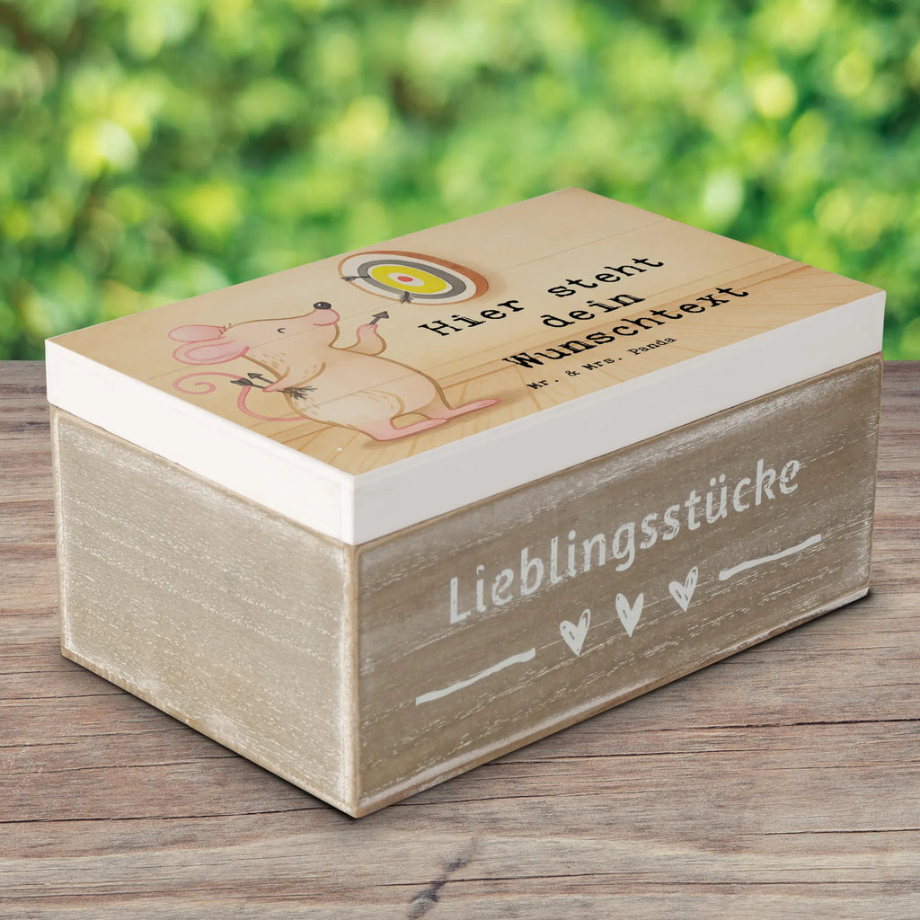 Personalisierte Holzkiste Maus Dart spielen Design mit Namen, Aufbewahrungsbox mit Namen, Kiste Personalisiert, Holzkiste Personalisiert, Schatulle Personalisiert, Erinnerungsbox Personalisiert, Kiste mit Namen, Holzkiste mit Namen, Dekokiste mit Namen, Erinnerungsbox mit Namen, Schatulle mit Namen, Erinnerungskiste, Truhe mit Namen, Schatzkiste mit Namen, GEschenkdose personalisiert, Schatzkiste Personalisiert, Truhe Personalisiert, Aufbewahrungsbox Personalisiert, Geschenkbox personalisiert, Erinnerungskiste Personalisiert, Dekokiste Personalisiert, Geschenk, Sport, Sportart, Hobby, Schenken, Danke, Dankeschön, Auszeichnung, Gewinn, Sportler, Dart spielen, Darten, Darts, Dart Turnier