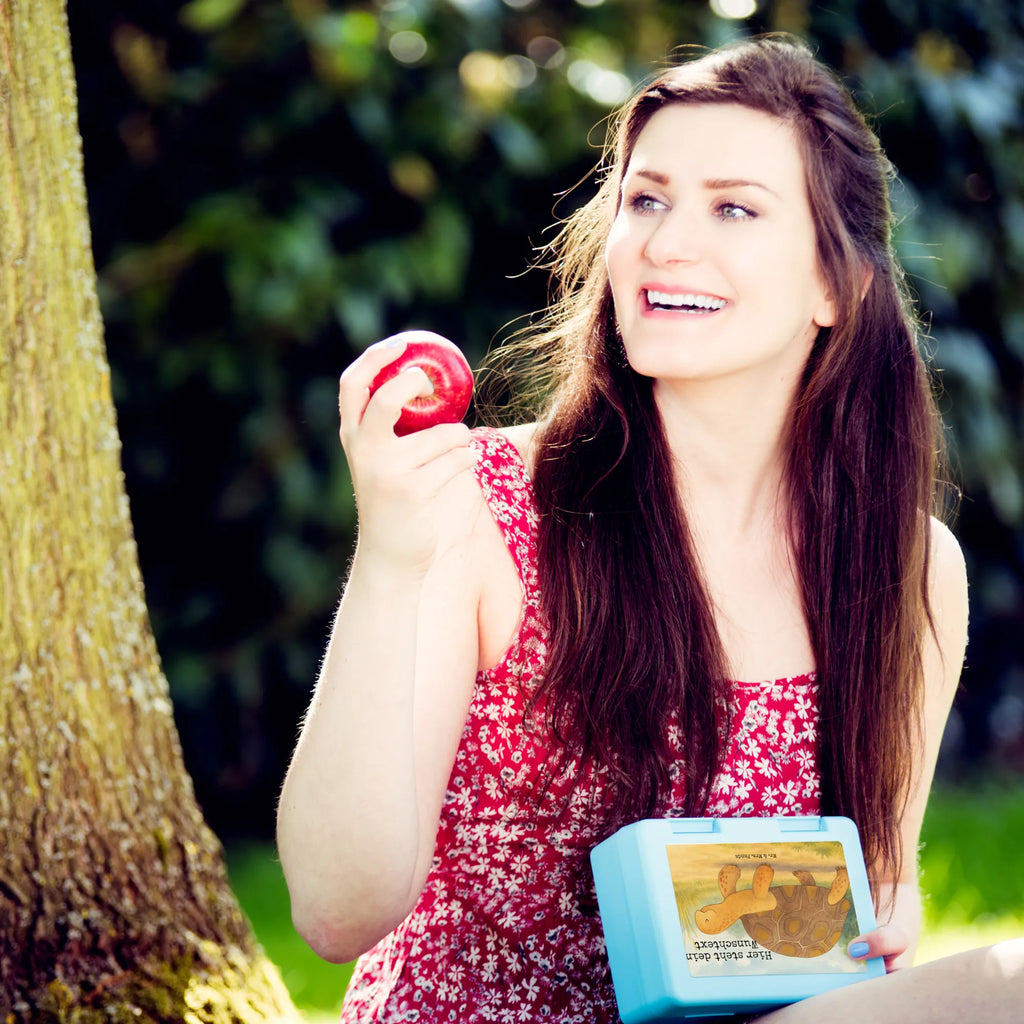 Personalisierte Brotdose Schildkröte Marschieren Design Design Brotdose Mit Wunschtext, Brotdose Mit Deckel Und Wunschtext, Brotdose Büro Mit Wunschtext, Auslaufsichere Brotdose Mit Namen, Brotdose Mit Namen, BPA-Freie Brotdose Mit Wunschtext, Brotdose Erwachsene Personalisiert, Vesperbox Mit Gravur, Pausenbrotbox Personalisiert, Butterbrotdose Mit Text, Brotdose Für Unterwegs Mit Namen, Brotdose Für Jungen Personalisiert, Brotdose Schule Mit Wunschtext, Snackbox Mit Namen, Brotdose Mit Motiv Und Text, Brotdose Mit Text, Brotbox Mit Gravur, Brotdose Mit Wunschtext, Vesperdose Mit Wunschtext, Essensbox Mit Namen, Brotdose Kindergarten Personalisiert, Nachhaltige Brotdose Personalisiert, Lunchbox Mit Namen, Brotdose Mit Wunschnamen, Brotdose Personalisiert, Lustige Brotdose Mit Wunschtext, Brotdose Kinder Mit Namen, Wiederverwendbare Brotdose Mit Namen, Edelstahl Brotdose Mit Gravur, Personalisierte Brotdose, Brotdose Für Mädchen Mit Namen, Brotdose Kita Mit Namen, Jausenbox Personalisiert, Lunchbehälter Mit Wunschtext, Kunststoff Brotdose Mit Text, Frühstücksdose Mit Namen, Essensdose Mit Wunschtext, Meerestiere, Meer, Urlaub, Schildkröten, Schildkröte, Lieblingsmensch, Reiselust, Neustart, Motivation, Inspiration, get lost, Abenteuer