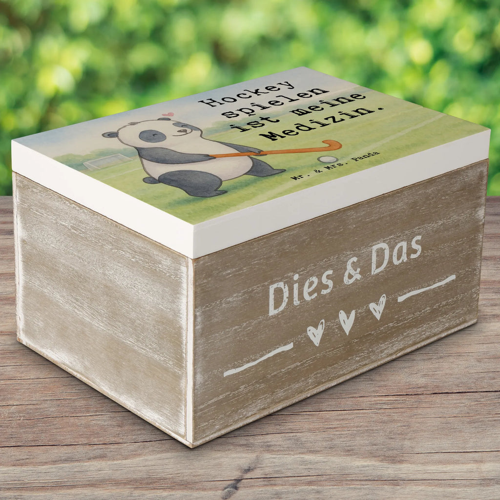 Holzkiste Panda Hockey spielen Design Schatzkiste, Truhe, Schatulle, XXL, Geschenkbox, Erinnerungsbox, Aufbewahrungsbox, Geschenkdose, Holzkiste, Kiste, Dekokiste, Erinnerungskiste, Geschenk, Sport, Sportart, Hobby, Schenken, Danke, Dankeschön, Auszeichnung, Gewinn, Sportler, Feldhockey, Hockey spielen, Hockey Verein, Hockeyschläger