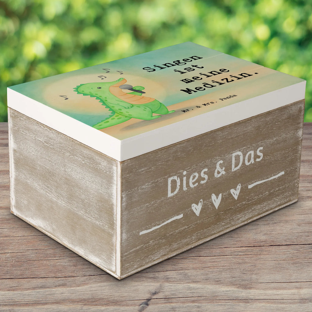 Holzkiste Krokodil Singen Design Kiste, Erinnerungsbox, XXL, Schatulle, Aufbewahrungsbox, Erinnerungskiste, Geschenkdose, Geschenkbox, Dekokiste, Holzkiste, Truhe, Schatzkiste, Geschenk, Sport, Sportart, Hobby, Schenken, Danke, Dankeschön, Auszeichnung, Gewinn, Sportler, Live Auftritt, Gesang, Hobbysänger, Band, Singen