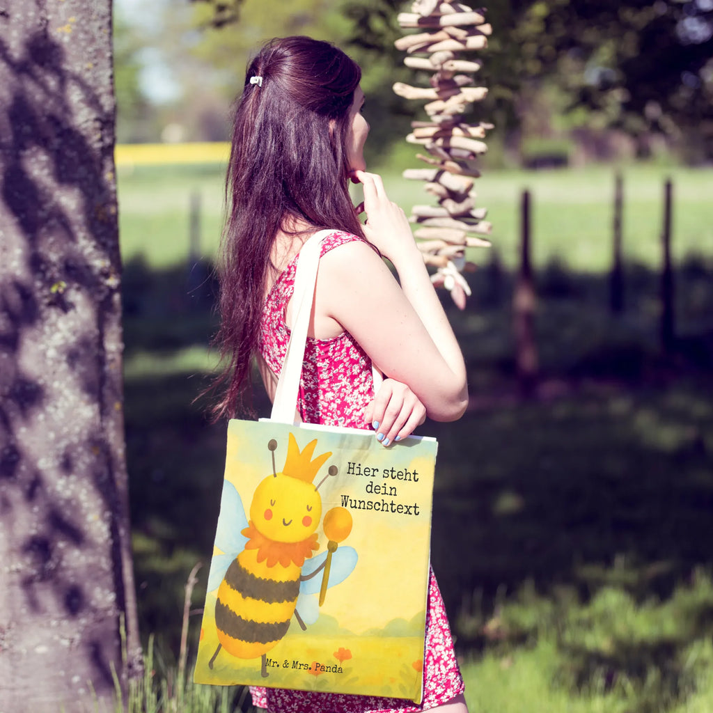 Personalisierte Einkaufstasche Biene König Design Tragetasche Mit Wunschtext, Tragetasche Mit Namen, Umweltfreundliche Tragetasche Mit Namen, Tragetasche Mit Text, Tragetasche Bedruckt Mit Wunschtext, Wiederverwendbare Tragetasche Mit Wunschtext, Personalisierte Tragetasche, Baumwolltasche Mit Namen, Nachhaltige Tragetasche Personalisiert, Tragetasche Mit Spruch, Lustige Tragetasche Mit Text, Tragetasche Für Alltag Mit Text, Große Tragetasche Mit Namen, Tragetasche Mit Motiv Und Wunschtext, Bunte Tragetasche Mit Namen, Einkaufstasche Personalisiert, Tragetasche Mit Personalisierung, Tragetasche Als Geschenk Mit Wunschtext, Tragetasche Für Herren Personalisiert, Tragetasche Mit Initialen, Tragetasche Für Büro Mit Namen, Leinentasche Mit Gravur, Tragetasche Modern Mit Gravur, Faltbare Tragetasche Mit Wunschtext, Tragetasche Für Einkäufe Personalisiert, Jutetasche Mit Wunschtext, Tragetasche Personalisiert, Tragetasche Für Schule Mit Wunschtext, Tragetasche Für Kinder Mit Wunschtext, Stofftasche Mit Wunschtext, Kleine Tragetasche Mit Text, Vintage Tragetasche Mit Wunschtext, Tragetasche Selbst Gestalten, Tragetasche Für Damen Mit Namen, Design Tragetasche Personalisiert, Biene, Wespe, Hummel