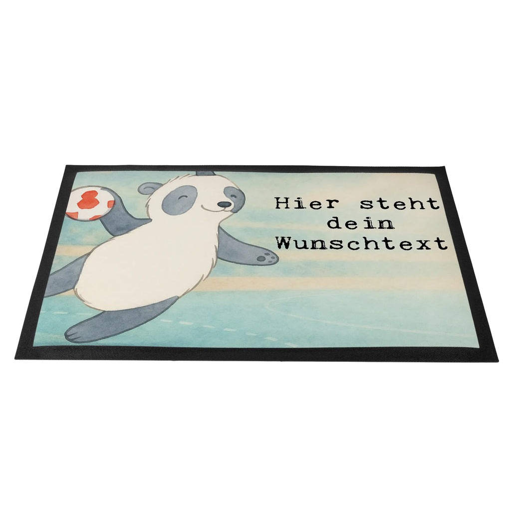 Personalisierte Fußmatte Panda Handball spielen Design Personalisieruung, Türvorleger mit Namen, Personalisiert, Türvorleger personalisiert, Fußmatte mit Namen, Fußmatte bedrucken, Haustürmatte personalisiert, Namensfussmatte, Wunschnamen, Personalisierte Fußmatte, Bedrucken, Geschenk, Sport, Sportart, Hobby, Schenken, Danke, Dankeschön, Auszeichnung, Gewinn, Sportler, Handball Club, Handball Turnier, Handball spielen, Handball Verein