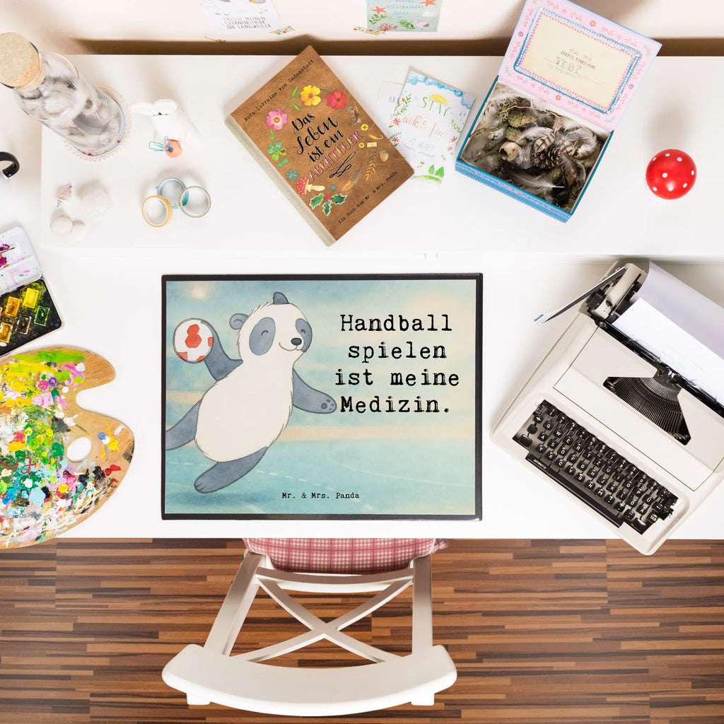 Schreibtischunterlage Panda Handball spielen Design Schreibtischauflage, Schreibwaren, Bürobedarf, Schreibtischunterlage Groß, Schreibunterlage, Büroartikel, Schreibtisch Unterlagen, Geschenk, Sport, Sportart, Hobby, Schenken, Danke, Dankeschön, Auszeichnung, Gewinn, Sportler, Handball Club, Handball spielen, Handball Turnier, Handball Verein