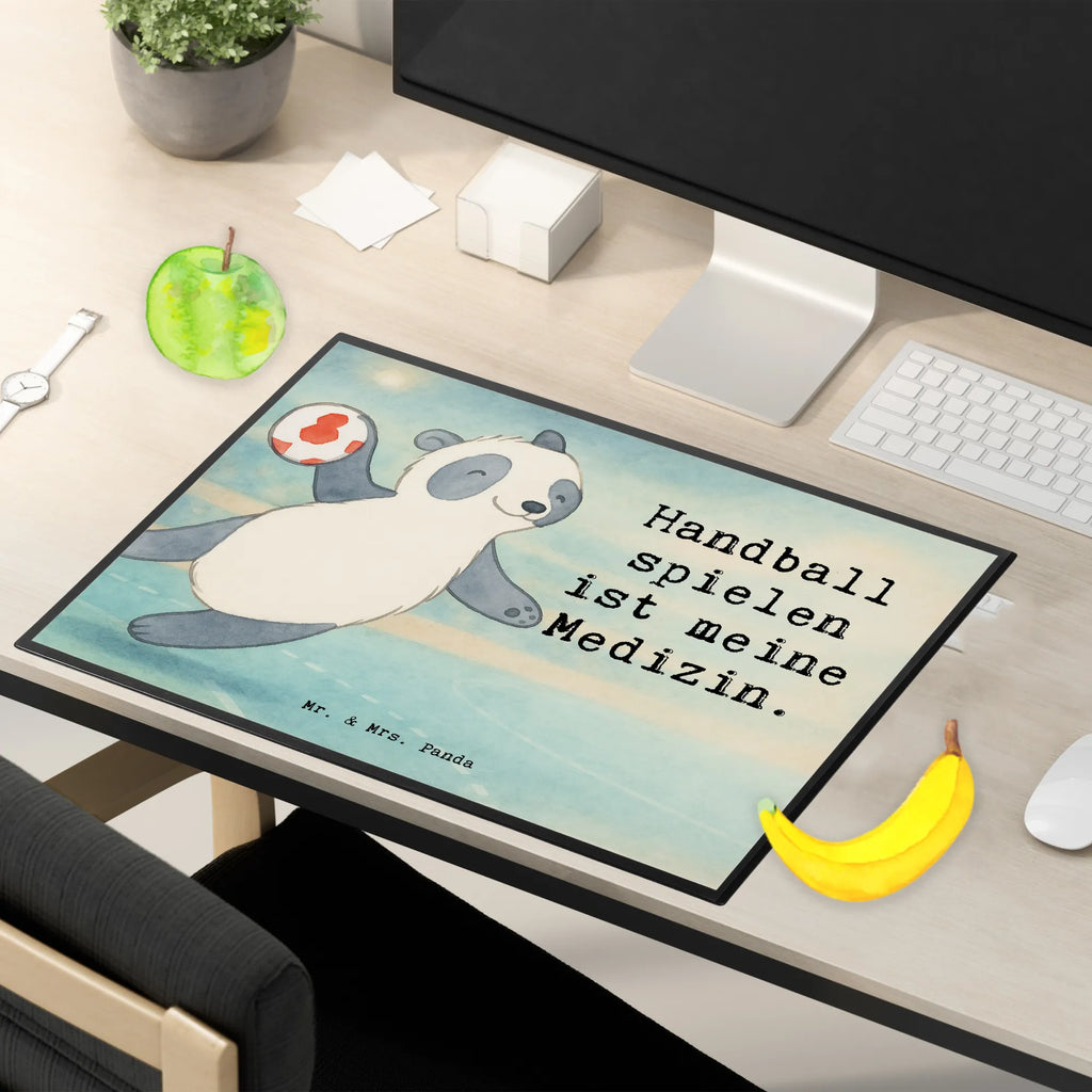 Schreibtischunterlage Panda Handball spielen Design Schreibtischauflage, Schreibwaren, Bürobedarf, Schreibtischunterlage Groß, Schreibunterlage, Büroartikel, Schreibtisch Unterlagen, Geschenk, Sport, Sportart, Hobby, Schenken, Danke, Dankeschön, Auszeichnung, Gewinn, Sportler, Handball Club, Handball spielen, Handball Turnier, Handball Verein