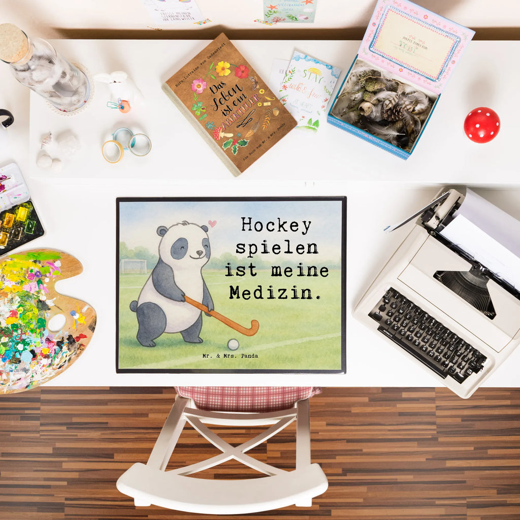 Schreibtischunterlage Panda Hockey spielen Design Büroartikel, Schreibtischunterlage Groß, Schreibwaren, Schreibtischauflage, Bürobedarf, Schreibunterlage, Schreibtisch Unterlagen, Geschenk, Sport, Sportart, Hobby, Schenken, Danke, Dankeschön, Auszeichnung, Gewinn, Sportler, Hockeyschläger, Feldhockey, Hockey spielen, Hockey Verein