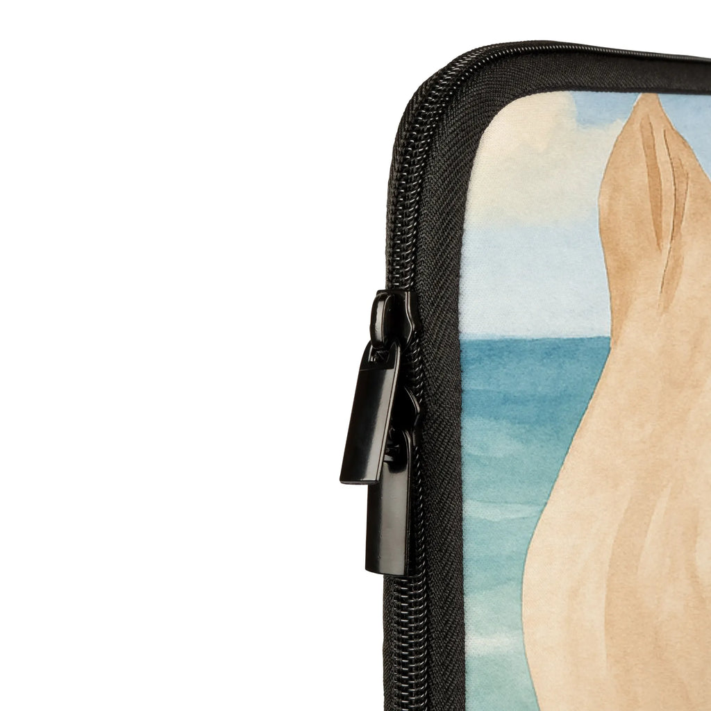 Personalisierte Notebook Tasche Robbe Liegen Design Notebook-Case Mit Namenslabel, Notebook-Tasche Aus Neopren Mit Wunschname, Notebook-Tasche Mit Zubehörfach Und Namen, Notebooktasche Mit Namen, Notebook-Rucksack Mit Namen, Notebook-Tasche Ergonomisch Mit Namen, Notebook-Sleeve Mit Wunschname, Notebook-Tasche Modern Mit Namen, Notebook-Tasche Für 13 Zoll Mit Wunschname, Notebook-Tasche Klassisch Mit Wunschname, Personalisierte Notebooktasche, Notebook-Tasche Mit Schultergurt Mit Namenslabel, Notebook-Tasche Mit Tragegriff Und Wunschname, Notebook-Tasche Vintage Mit Namenslabel, Notebook-Tasche Studenten Mit Namen, Notebook-Tasche Slim Mit Wunschname, Notebook-Tasche Gepolstert Mit Wunschname, Notebook-Aktentasche Mit Namenslabel, Notebook-Tasche Büro Mit Namensgravur, Notebook-Tasche Robust Mit Wunschname, Notebook-Tasche Für 17 Zoll Mit Namen, Laptoptasche Mit Wunschname, Notebook-Tasche Mit Organizer Und Namen, Notebook-Tasche Für Damen Mit Wunschname, Notebook-Tasche Rucksackstil Mit Wunschname, Laptop-Rucksack Mit Namensschild, Notebook-Tasche Mit Reißverschluss Und Namen, Notebook-Tasche Wasserfest Mit Namensgravur, Notebook-Tasche Aus Canvas Mit Namen, Notebook-Tasche Leicht Mit Namensgravur, Laptop-Messenger-Bag Mit Namen, Laptop-Hülle Mit Namensgravur, Notebook-Tasche Casual Mit Namen, Notebook-Tasche Business Mit Namensdruck, Notebook-Tasche Minimalistisch Mit Namen, Notebook-Umhängetasche Mit Namen, Notebookhülle Mit Namensdruck, Laptophülle Mit Namen, Notebook-Tasche Für Herren Mit Namensgravur, Notebook-Tasche Für 15 Zoll Mit Namensgravur, Laptop-Sleeve Mit Namen, Notebook-Querträger Mit Namensgravur, Notebook-Tasche Aus Leder Mit Namen, Laptop-Aktentasche Mit Wunschname, Laptop-Case Mit Wunschname, Notebook-Tasche Aus Nylon Mit Namensdruck, Notebook-Tasche Reisegeeignet Mit Wunschname, Laptop-Umhängetasche Mit Wunschname, Tiermotive, Gute Laune, lustige Sprüche, Tiere, Meerestier, Ostsee, Nordsee, Robben, Freude, Robbe, Strand, Lachen, Seehund