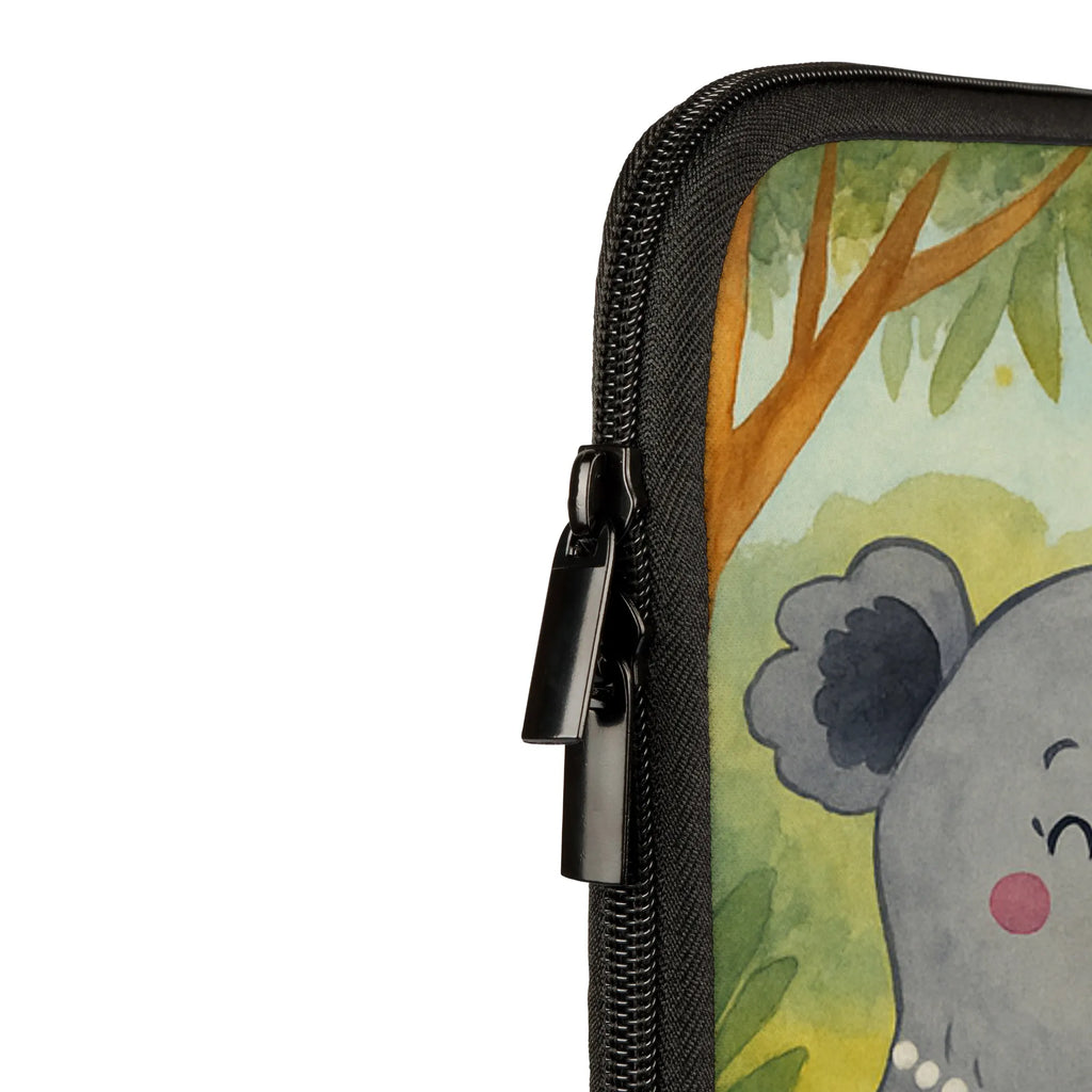 Notebook Tasche Koala Familie Design Notebook-Tasche Wasserfest, Notebook-Tasche Aus Neopren, Notebook-Tasche Studenten, Notebook-Tasche Modern, Notebook-Tasche Für Damen, Notebook-Rucksack, Laptop-Hülle, Notebook-Tasche Vintage, Notebook-Tasche Klassisch, Notebook-Tasche Leicht, Notebook-Tasche Gepolstert, Laptop-Sleeve, Notebook-Querträger, Laptop-Case, Laptop-Messenger-Bag, Notebook-Tasche Büro, Notebook-Tasche Minimalistisch, Notebook-Tasche Mit Organizer, Notebook-Umhängetasche, Notebook-Tasche Für 15 Zoll, Notebook-Tasche Für 17 Zoll, Notebook-Tasche Rucksackstil, Notebook-Tasche Mit Reißverschluss, Notebook-Sleeve, Notebook-Tasche Ergonomisch, ChatGPT:<br />Notebooktasche, Notebook-Aktentasche, Notebook-Tasche Reisegeeignet, Notebook-Tasche Mit Tragegriff, Notebook-Tasche Mit Schultergurt, Notebook-Case, Laptop-Umhängetasche, Notebook-Tasche Für 13 Zoll, Notebook-Tasche Aus Canvas, Notebook-Tasche Aus Leder, Notebook-Tasche Casual, Notebook-Tasche Mit Zubehörfach, Laptop-Aktentasche, Laptop-Rucksack, Notebook-Tasche Aus Nylon, Laptophülle, Notebook-Tasche Für Herren, Notebook-Tasche Business, Notebook-Tasche Slim, Notebook-Tasche Robust, Notebookhülle, Laptoptasche, Familie, Vatertag, Muttertag, Bruder, Schwester, Mama, Papa, Oma, Opa, Koalas, Geschwister, Family, Kinder, Familienleben, Koala