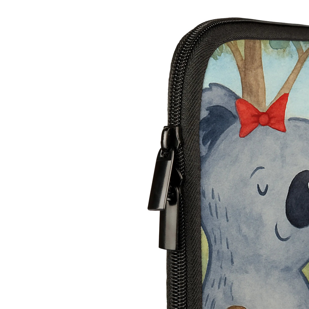 Notebook Tasche Koala Familie zwei Design Notebook-Tasche Mit Schultergurt, Notebook-Tasche Slim, Notebook-Sleeve, Notebook-Tasche Minimalistisch, Notebookhülle, Notebook-Rucksack, Notebook-Case, Notebook-Tasche Für Damen, Notebook-Tasche Büro, Notebook-Aktentasche, Laptop-Sleeve, Notebook-Tasche Casual, Notebook-Tasche Mit Reißverschluss, Notebook-Tasche Für 17 Zoll, Notebook-Tasche Für 15 Zoll, Notebook-Tasche Aus Leder, Notebook-Tasche Aus Nylon, Notebook-Tasche Ergonomisch, Notebook-Querträger, Laptop-Messenger-Bag, Notebook-Tasche Rucksackstil, Notebook-Tasche Vintage, Laptop-Rucksack, Notebook-Tasche Mit Tragegriff, Notebook-Tasche Für 13 Zoll, Notebook-Tasche Modern, Notebook-Tasche Aus Neopren, Notebook-Tasche Leicht, Laptop-Aktentasche, Notebook-Tasche Gepolstert, Notebook-Umhängetasche, Laptoptasche, Notebook-Tasche Aus Canvas, Notebook-Tasche Für Herren, Laptophülle, Notebook-Tasche Mit Organizer, ChatGPT:<br />Notebooktasche, Notebook-Tasche Reisegeeignet, Notebook-Tasche Robust, Notebook-Tasche Business, Laptop-Hülle, Notebook-Tasche Studenten, Laptop-Umhängetasche, Notebook-Tasche Klassisch, Notebook-Tasche Wasserfest, Laptop-Case, Notebook-Tasche Mit Zubehörfach, Familie, Vatertag, Muttertag, Bruder, Schwester, Mama, Papa, Oma, Opa, Familienleben, Koalafamilie, Koalabär, Familienzeit, beste Familie, Koala, Lieblingsfamilie