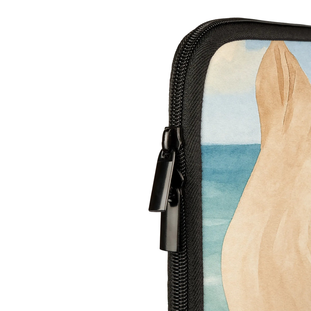 Notebook Tasche Robbe Liegen Design Notebook-Tasche Slim, Notebook-Tasche Für Damen, Notebook-Tasche Mit Reißverschluss, Notebook-Tasche Büro, Notebook-Tasche Studenten, Notebook-Tasche Modern, Notebook-Tasche Robust, Notebook-Tasche Aus Neopren, Notebook-Tasche Mit Organizer, Notebookhülle, Notebook-Tasche Mit Schultergurt, Notebook-Tasche Rucksackstil, Notebook-Sleeve, Laptop-Hülle, Notebook-Tasche Aus Canvas, ChatGPT:<br />Notebooktasche, Notebook-Tasche Leicht, Notebook-Tasche Gepolstert, Laptoptasche, Notebook-Tasche Reisegeeignet, Laptop-Messenger-Bag, Notebook-Tasche Business, Notebook-Tasche Wasserfest, Notebook-Tasche Casual, Notebook-Aktentasche, Notebook-Case, Notebook-Rucksack, Notebook-Tasche Für 17 Zoll, Laptop-Case, Notebook-Tasche Vintage, Notebook-Tasche Für 15 Zoll, Laptop-Umhängetasche, Laptop-Aktentasche, Notebook-Umhängetasche, Notebook-Tasche Für 13 Zoll, Notebook-Tasche Minimalistisch, Notebook-Tasche Ergonomisch, Notebook-Querträger, Laptop-Sleeve, Laptop-Rucksack, Notebook-Tasche Mit Tragegriff, Laptophülle, Notebook-Tasche Für Herren, Notebook-Tasche Mit Zubehörfach, Notebook-Tasche Klassisch, Notebook-Tasche Aus Nylon, Notebook-Tasche Aus Leder, Tiermotive, Gute Laune, lustige Sprüche, Tiere, Seehund, Meerestier, Robben, Robbe, Lachen, Nordsee, Ostsee, Freude, Strand