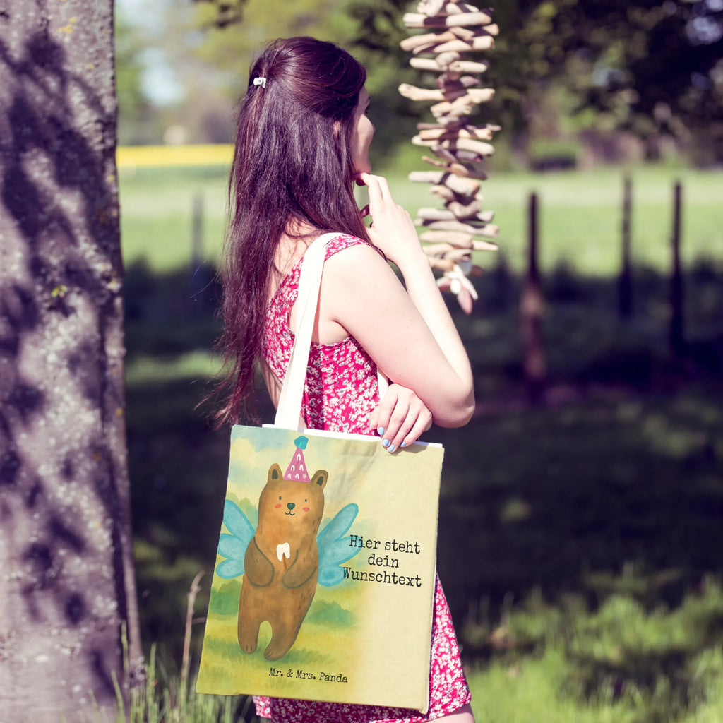 Personalisierte Einkaufstasche Bär Zahnfee Design Tragetasche Personalisiert, Tragetasche Mit Namen, Wiederverwendbare Tragetasche Mit Wunschtext, Tragetasche Für Schule Mit Wunschtext, Tragetasche Für Damen Mit Namen, Stofftasche Mit Wunschtext, Große Tragetasche Mit Namen, Design Tragetasche Personalisiert, Vintage Tragetasche Mit Wunschtext, Faltbare Tragetasche Mit Wunschtext, Bunte Tragetasche Mit Namen, Tragetasche Mit Wunschtext, Tragetasche Modern Mit Gravur, Tragetasche Für Alltag Mit Text, Tragetasche Mit Personalisierung, Tragetasche Mit Initialen, Tragetasche Für Einkäufe Personalisiert, Jutetasche Mit Wunschtext, Tragetasche Für Kinder Mit Wunschtext, Tragetasche Mit Text, Lustige Tragetasche Mit Text, Baumwolltasche Mit Namen, Tragetasche Für Herren Personalisiert, Einkaufstasche Personalisiert, Nachhaltige Tragetasche Personalisiert, Tragetasche Als Geschenk Mit Wunschtext, Tragetasche Bedruckt Mit Wunschtext, Leinentasche Mit Gravur, Personalisierte Tragetasche, Umweltfreundliche Tragetasche Mit Namen, Tragetasche Selbst Gestalten, Tragetasche Für Büro Mit Namen, Tragetasche Mit Motiv Und Wunschtext, Tragetasche Mit Spruch, Kleine Tragetasche Mit Text, Bär, Teddy, Teddybär, Milchzahn, Erster Zahn, Zahnfee, Fee